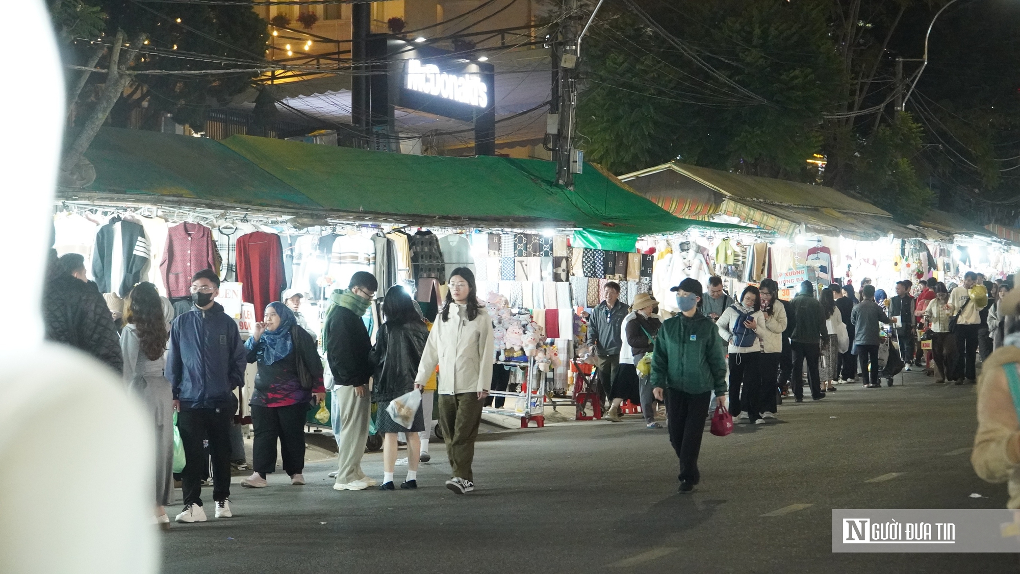 Đà Lạt ngày đầu năm: Chợ đêm kín người, quán cà phê kín chỗ- Ảnh 3. Đà Lạt ngày đầu năm: Chợ đêm kín người, quán cà phê kín chỗ- Ảnh 3.