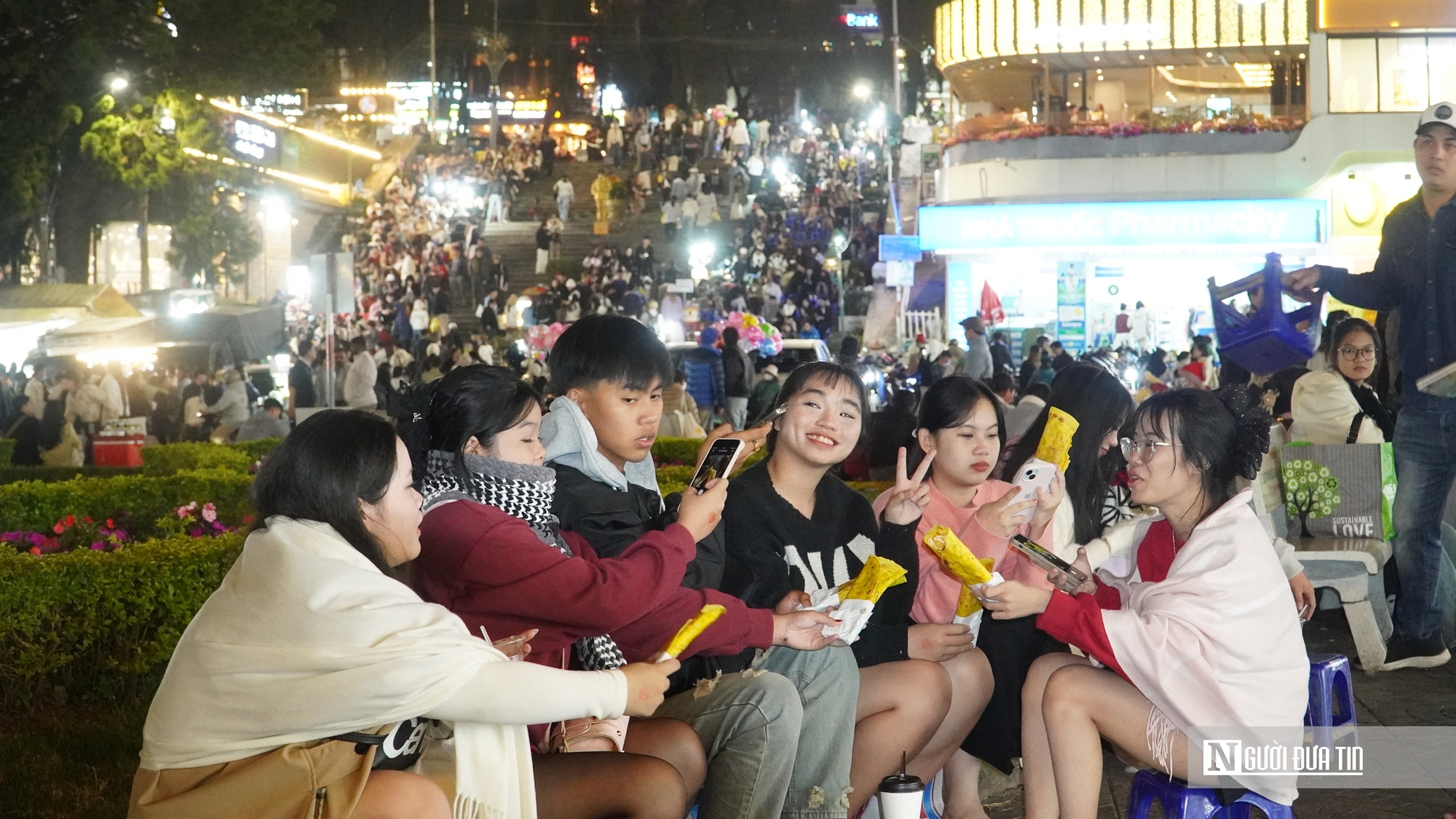 Đà Lạt ngày đầu năm: Chợ đêm kín người, quán cà phê kín chỗ- Ảnh 5. Đà Lạt ngày đầu năm: Chợ đêm kín người, quán cà phê kín chỗ- Ảnh 5.