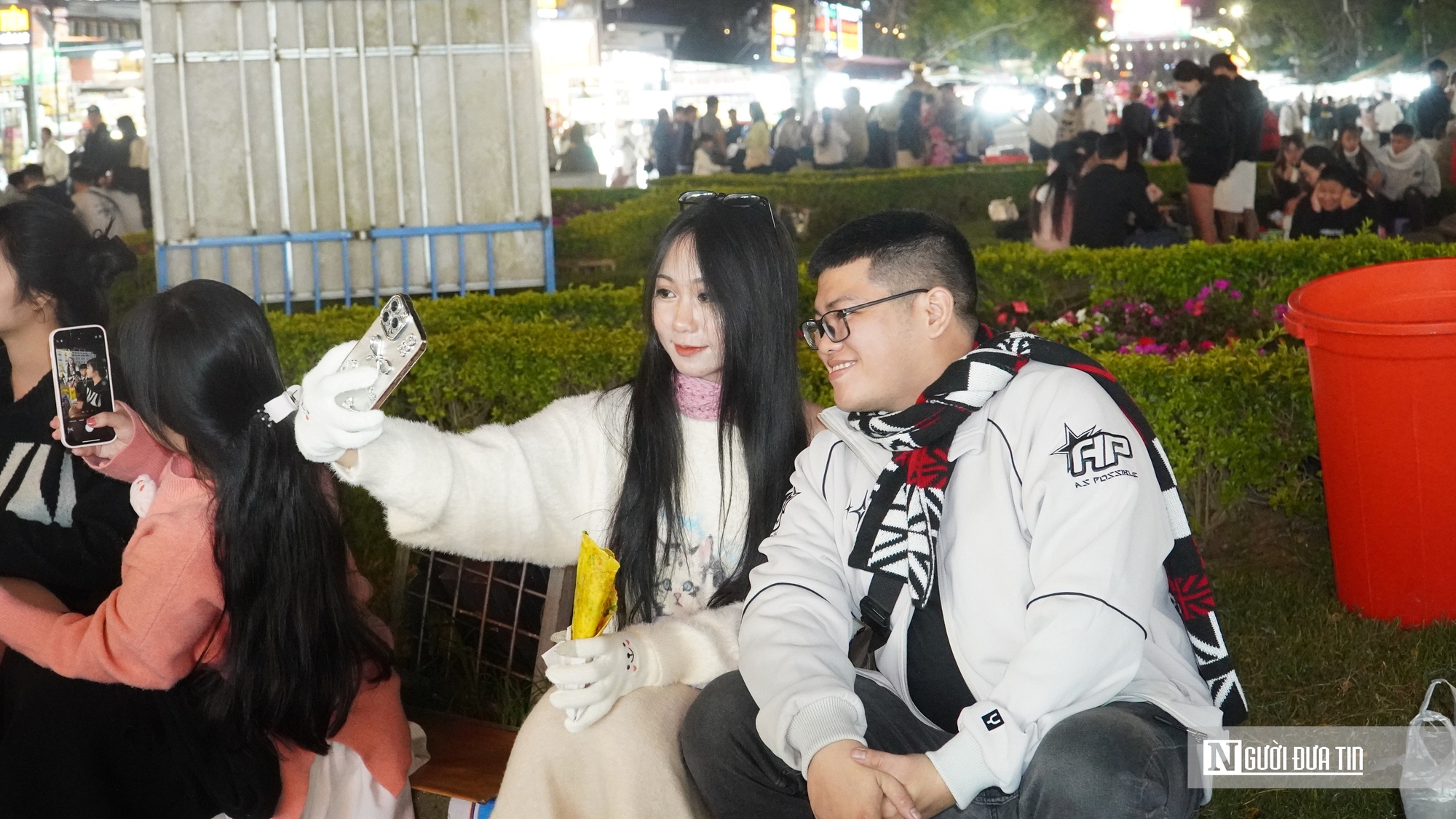 Đà Lạt ngày đầu năm: Chợ đêm kín người, quán cà phê kín chỗ- Ảnh 6. Đà Lạt ngày đầu năm: Chợ đêm kín người, quán cà phê kín chỗ- Ảnh 6.