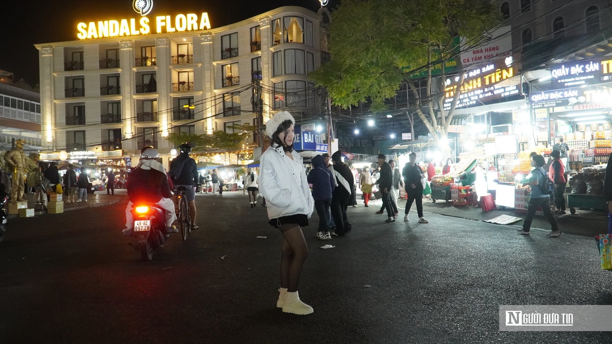 Đà Lạt ngày đầu năm: Chợ đêm kín người, quán cà phê kín chỗ- Ảnh 7. Đà Lạt ngày đầu năm: Chợ đêm kín người, quán cà phê kín chỗ- Ảnh 7.