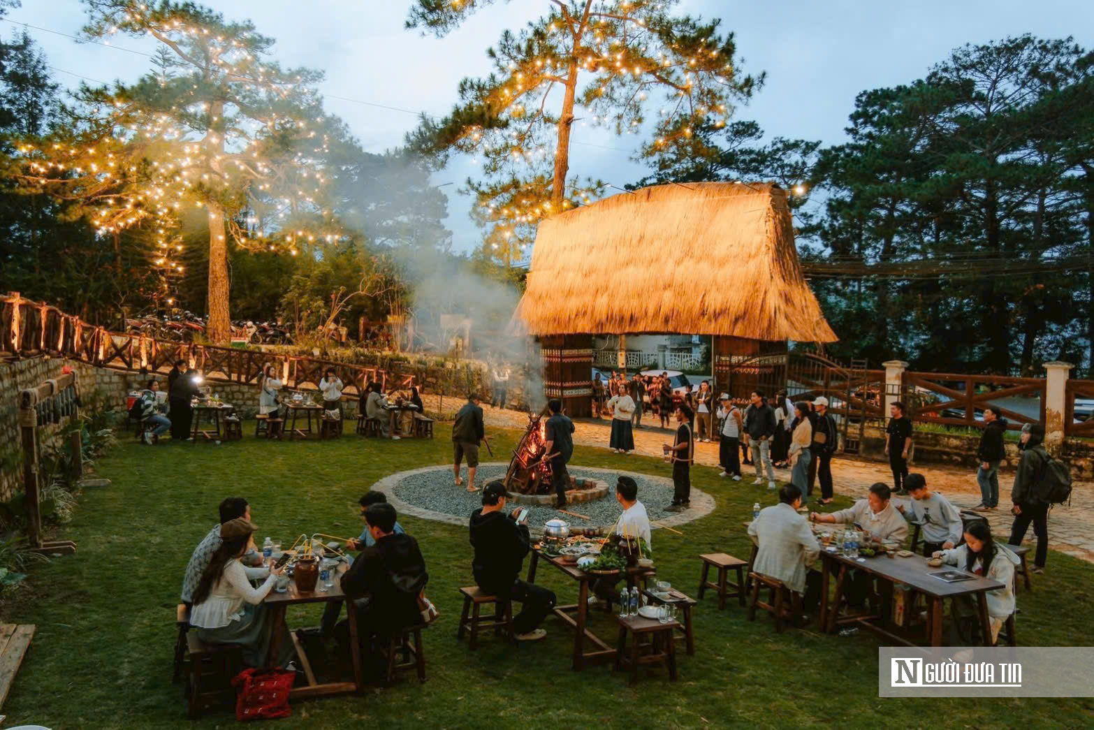 Đà Lạt ngày đầu năm: Chợ đêm kín người, quán cà phê kín chỗ- Ảnh 12.