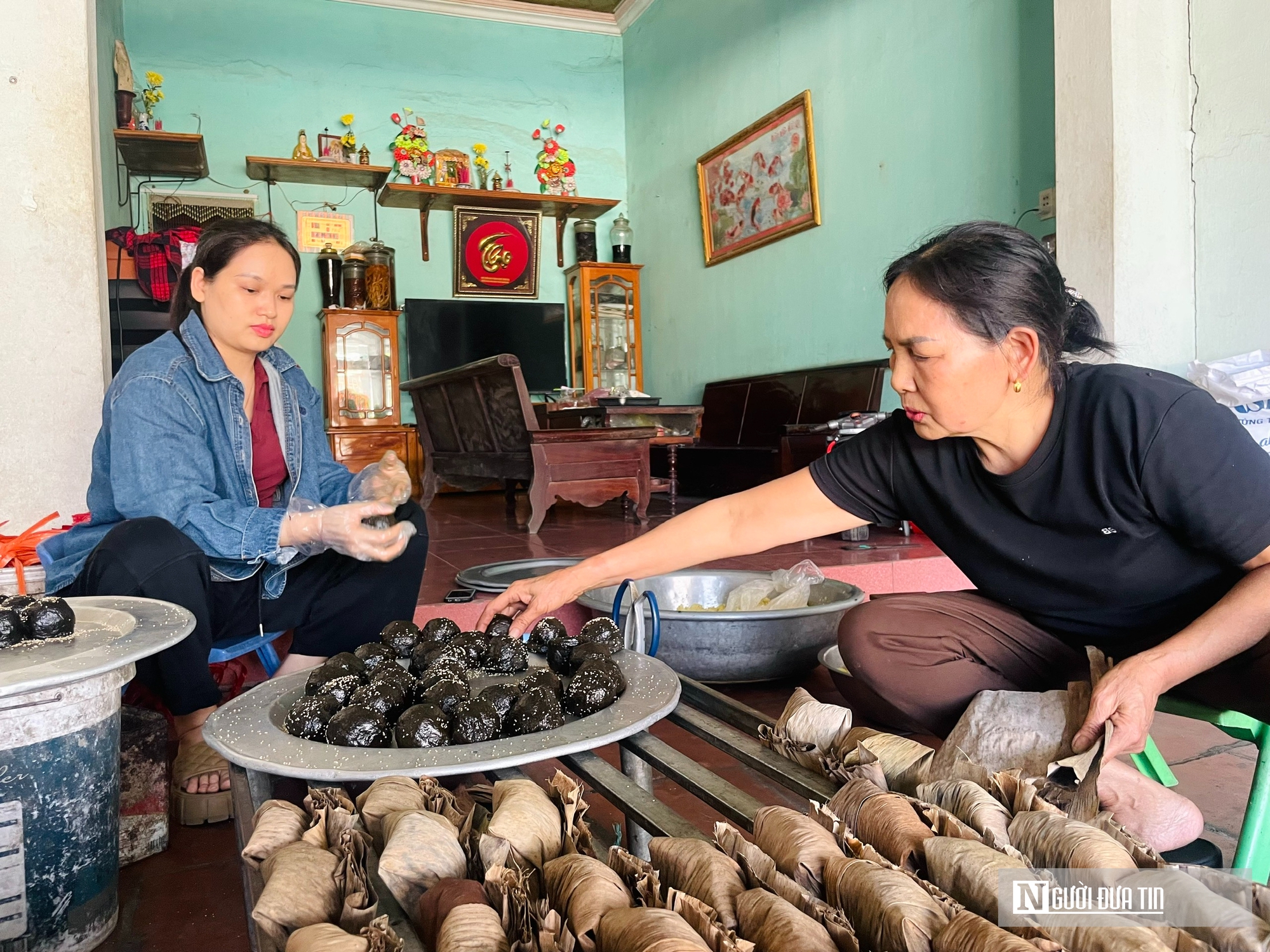 Chiếc bánh 5.000 đồng và ngọn lửa trăm năm của một làng nghề- Ảnh 1. Chiếc bánh 5.000 đồng và ngọn lửa trăm năm của một làng nghề- Ảnh 1.
