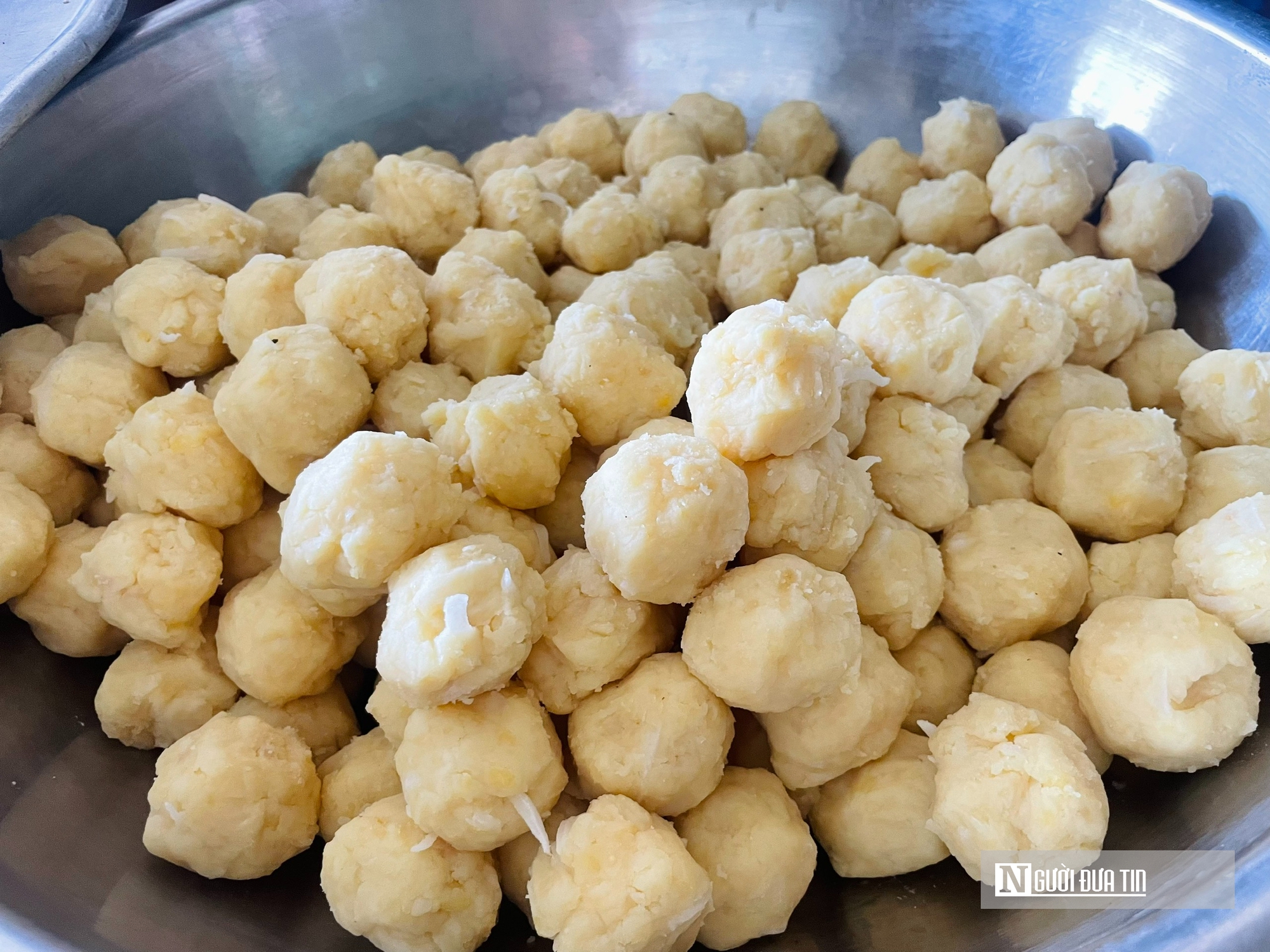 Chiếc bánh 5.000 đồng và ngọn lửa trăm năm của một làng nghề- Ảnh 2. Chiếc bánh 5.000 đồng và ngọn lửa trăm năm của một làng nghề- Ảnh 2.