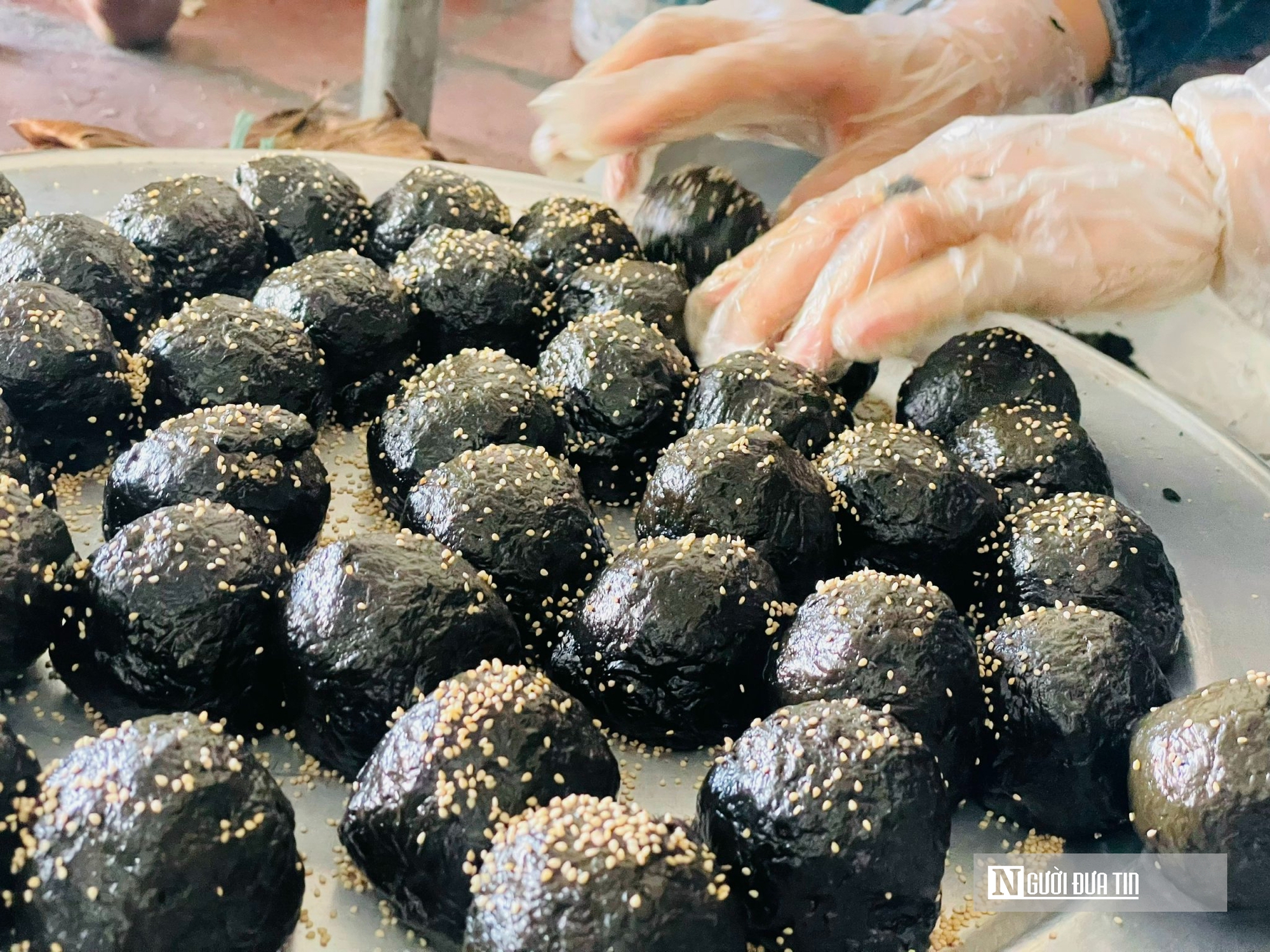 Chiếc bánh 5.000 đồng và ngọn lửa trăm năm của một làng nghề- Ảnh 3. Chiếc bánh 5.000 đồng và ngọn lửa trăm năm của một làng nghề- Ảnh 3.