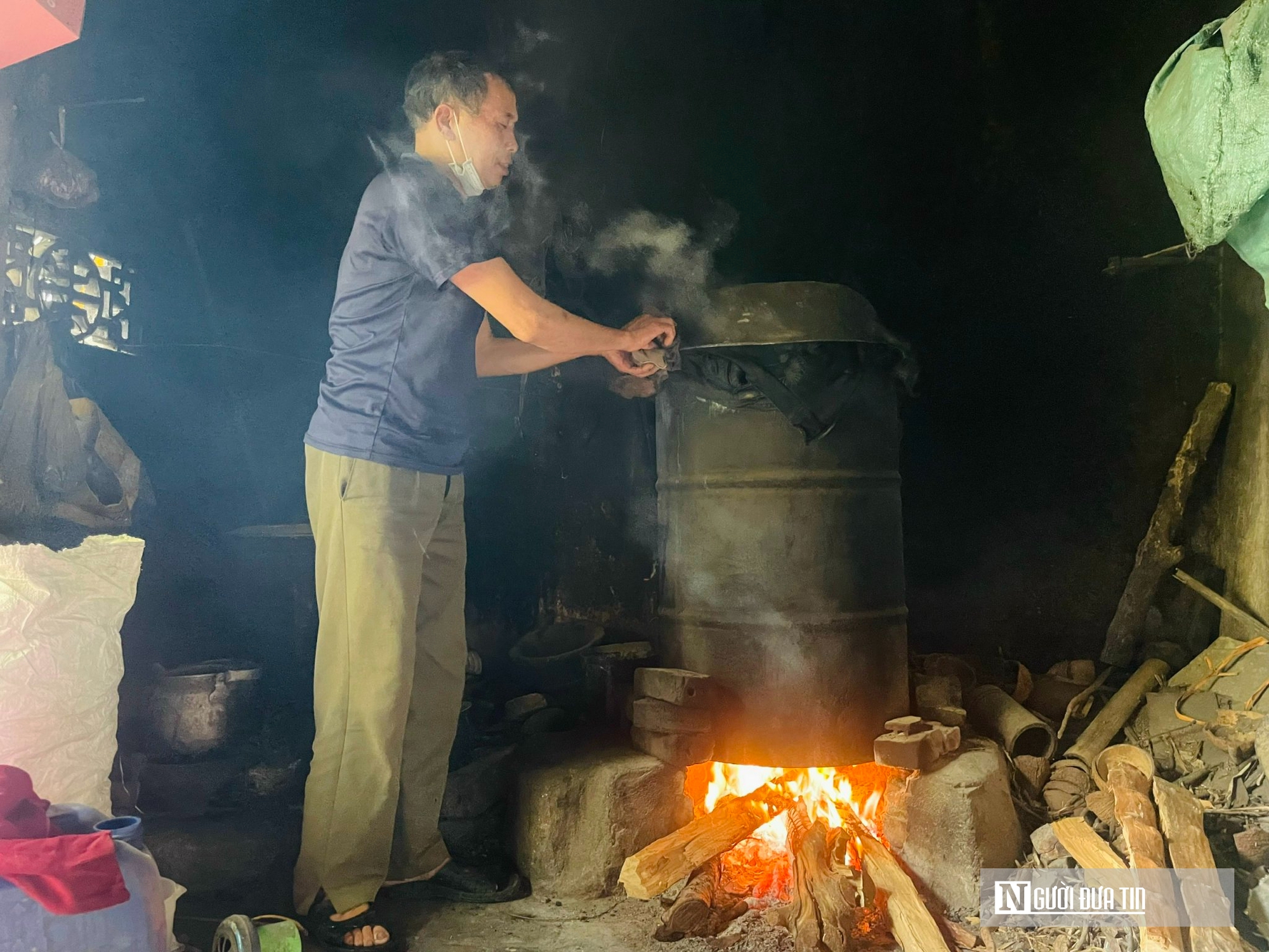 Chiếc bánh 5.000 đồng và ngọn lửa trăm năm của một làng nghề- Ảnh 4. Chiếc bánh 5.000 đồng và ngọn lửa trăm năm của một làng nghề- Ảnh 4.