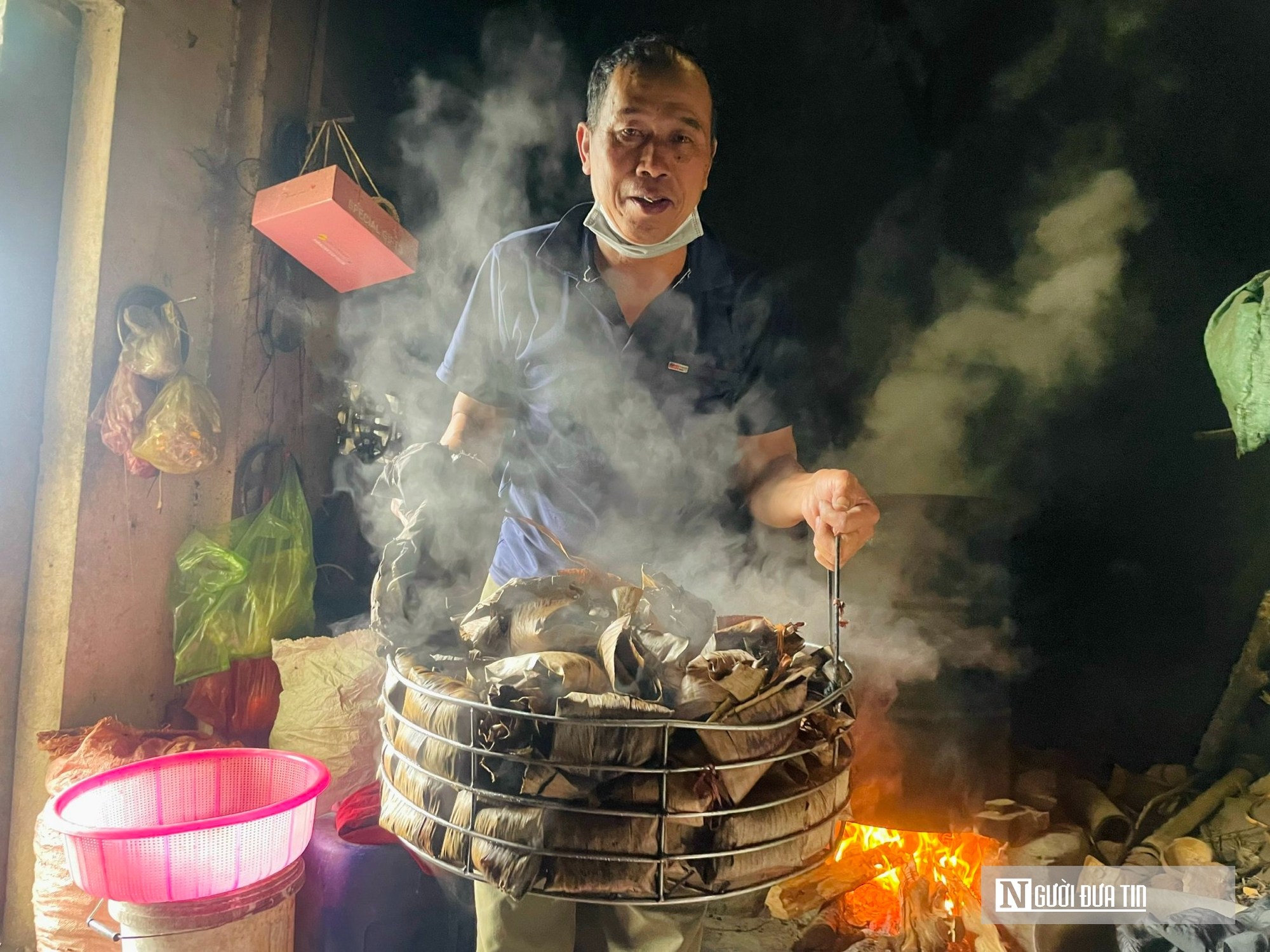 Chiếc bánh 5.000 đồng và ngọn lửa trăm năm của một làng nghề- Ảnh 5. Chiếc bánh 5.000 đồng và ngọn lửa trăm năm của một làng nghề- Ảnh 5.