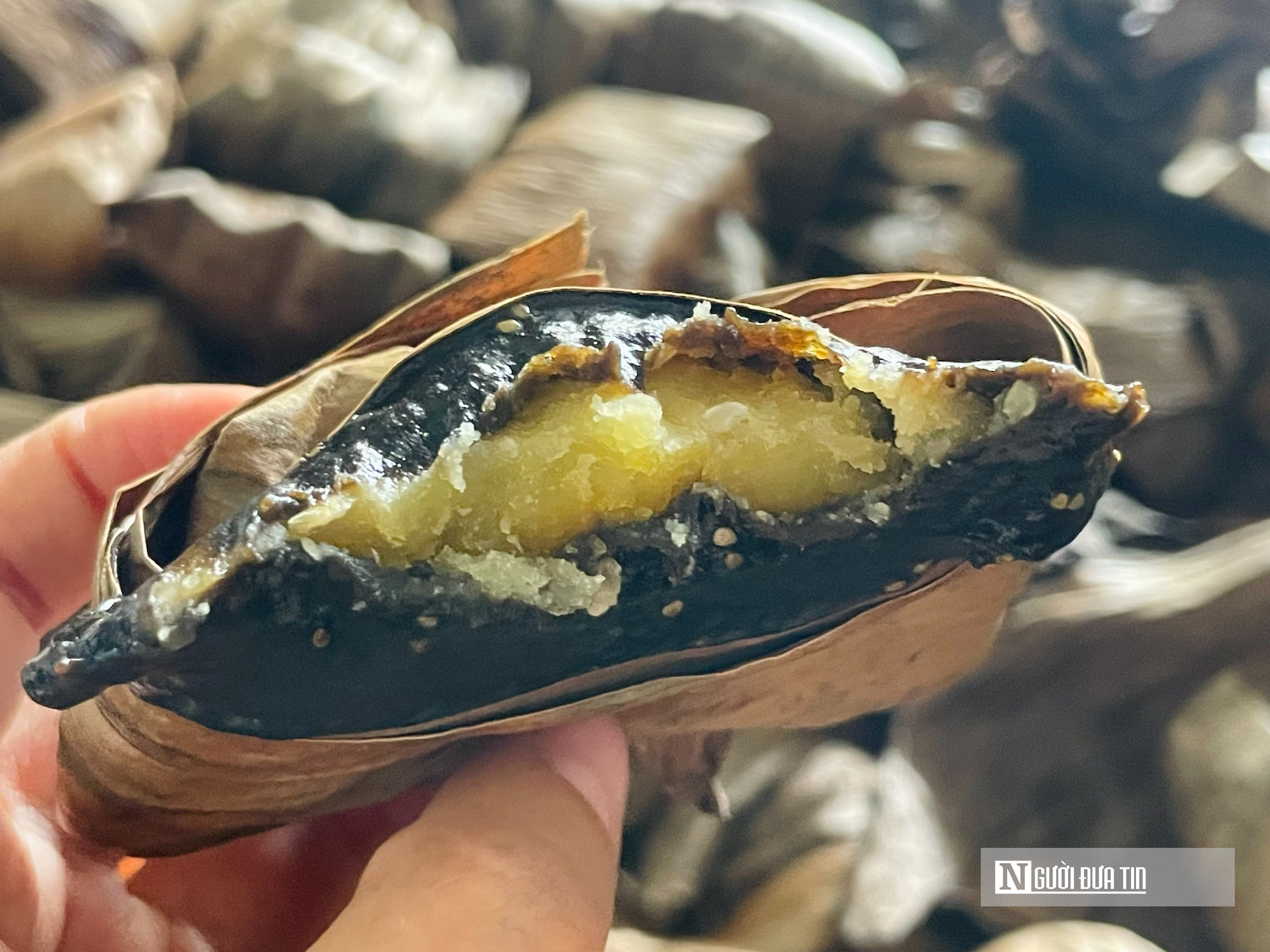 Chiếc bánh 5.000 đồng và ngọn lửa trăm năm của một làng nghề- Ảnh 6. Chiếc bánh 5.000 đồng và ngọn lửa trăm năm của một làng nghề- Ảnh 6.