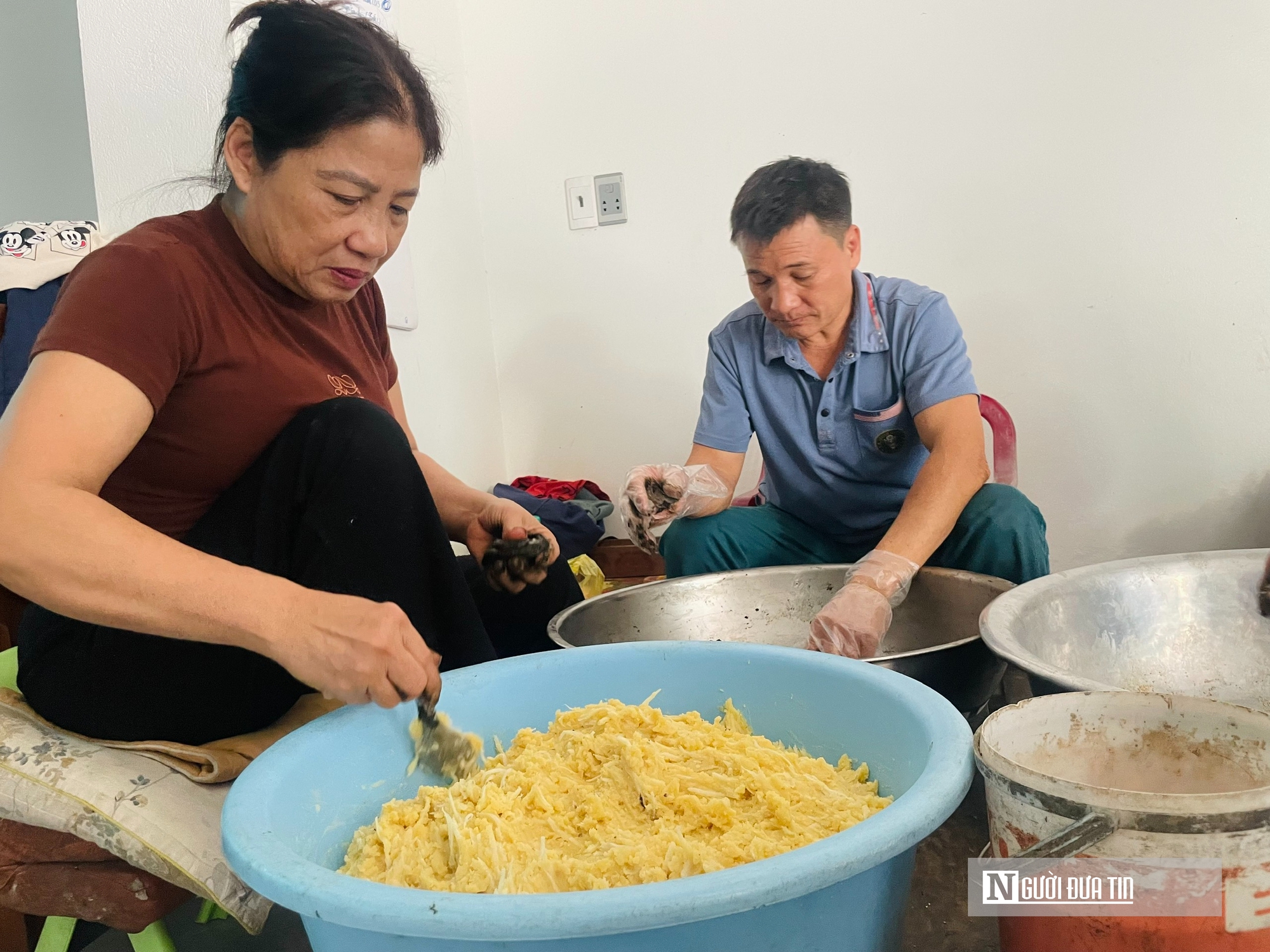 Chiếc bánh 5.000 đồng và ngọn lửa trăm năm của một làng nghề- Ảnh 8. Chiếc bánh 5.000 đồng và ngọn lửa trăm năm của một làng nghề- Ảnh 8.