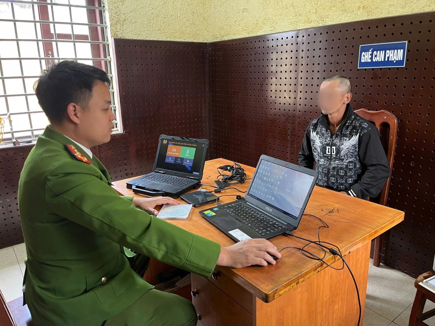 Bắt giữ kẻ cạy khóa hòm công đức trộm cắp, manh động chống đối lực lượng công an- Ảnh 1. Bắt giữ kẻ cạy khóa hòm công đức trộm cắp, manh động chống đối lực lượng công an- Ảnh 1.