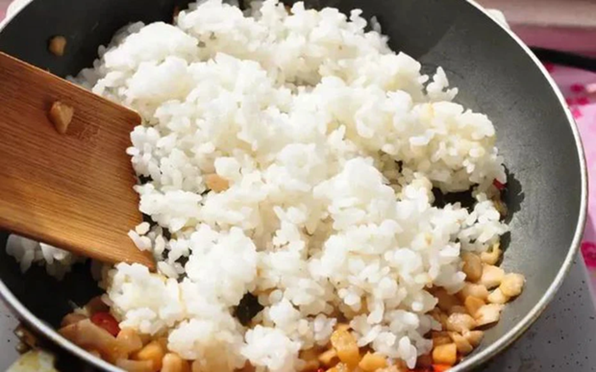 Người đàn ông 50 tuổi nguy kịch sau khi ăn cơm rang theo cách "vạn người mê"- Ảnh 1.