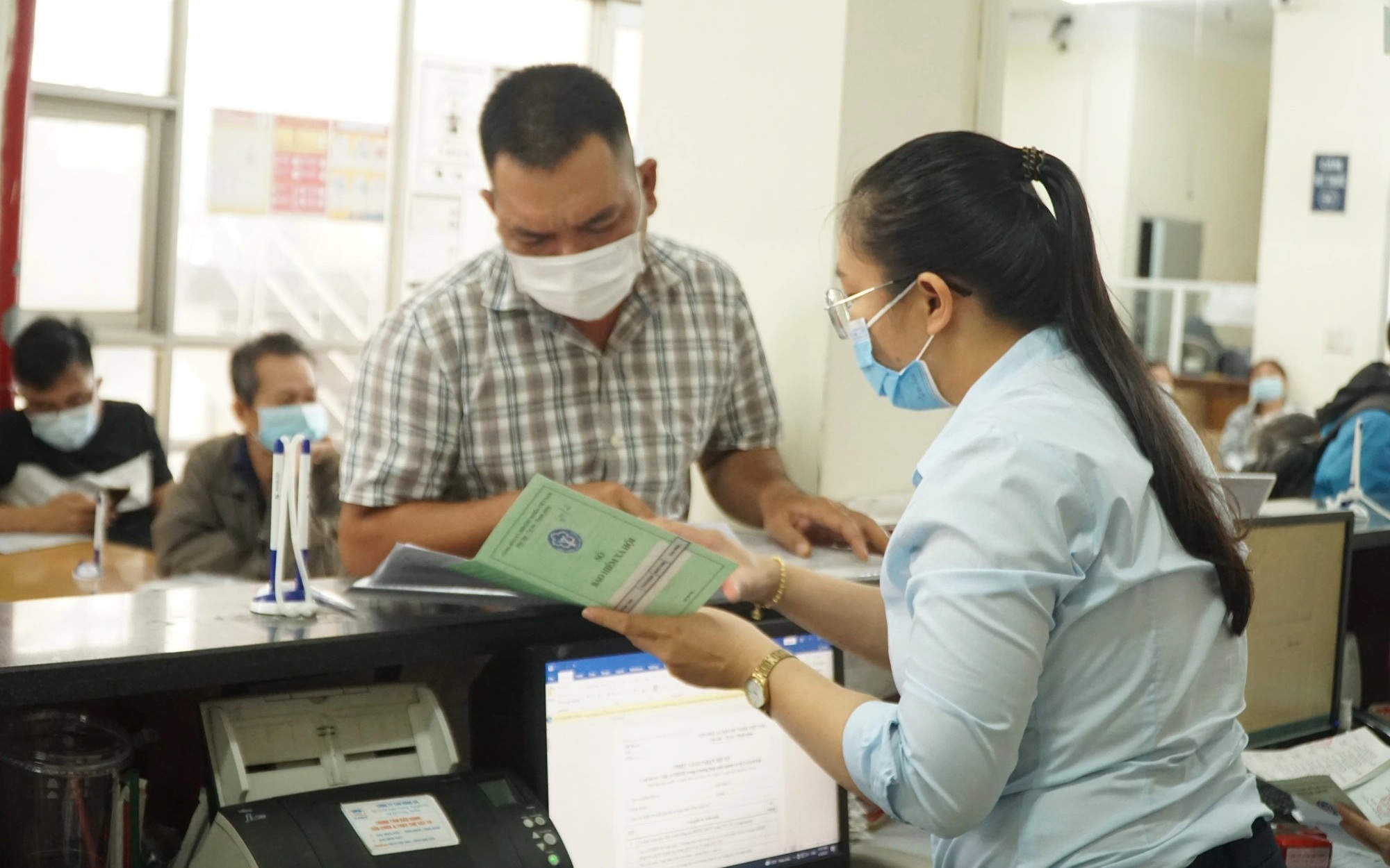 Chi trả gộp 2 tháng lương và trợ cấp xã hội để người dân vui xuân, đón Tết - Ảnh 2.