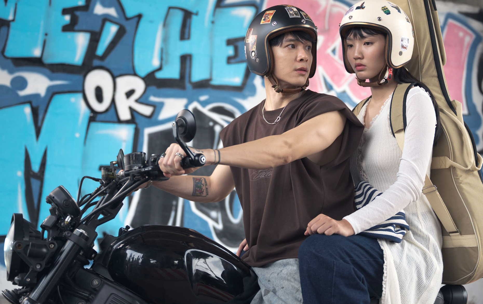 Mỹ nam duy nhất của Vbiz Việt: Mặt búng ra sữa, nhan sắc vô giá, 32 tuổi mà như mới 18 - Ảnh 1.