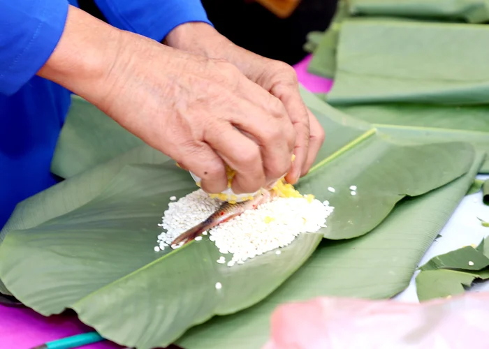 Đặc sản độc đáo: Bánh chưng nhân cá chép - nghe tưởng đùa nhưng thật sự tồn tại- Ảnh 4. Đặc sản độc đáo: Bánh chưng nhân cá chép - nghe tưởng đùa nhưng thật sự tồn tại- Ảnh 4.