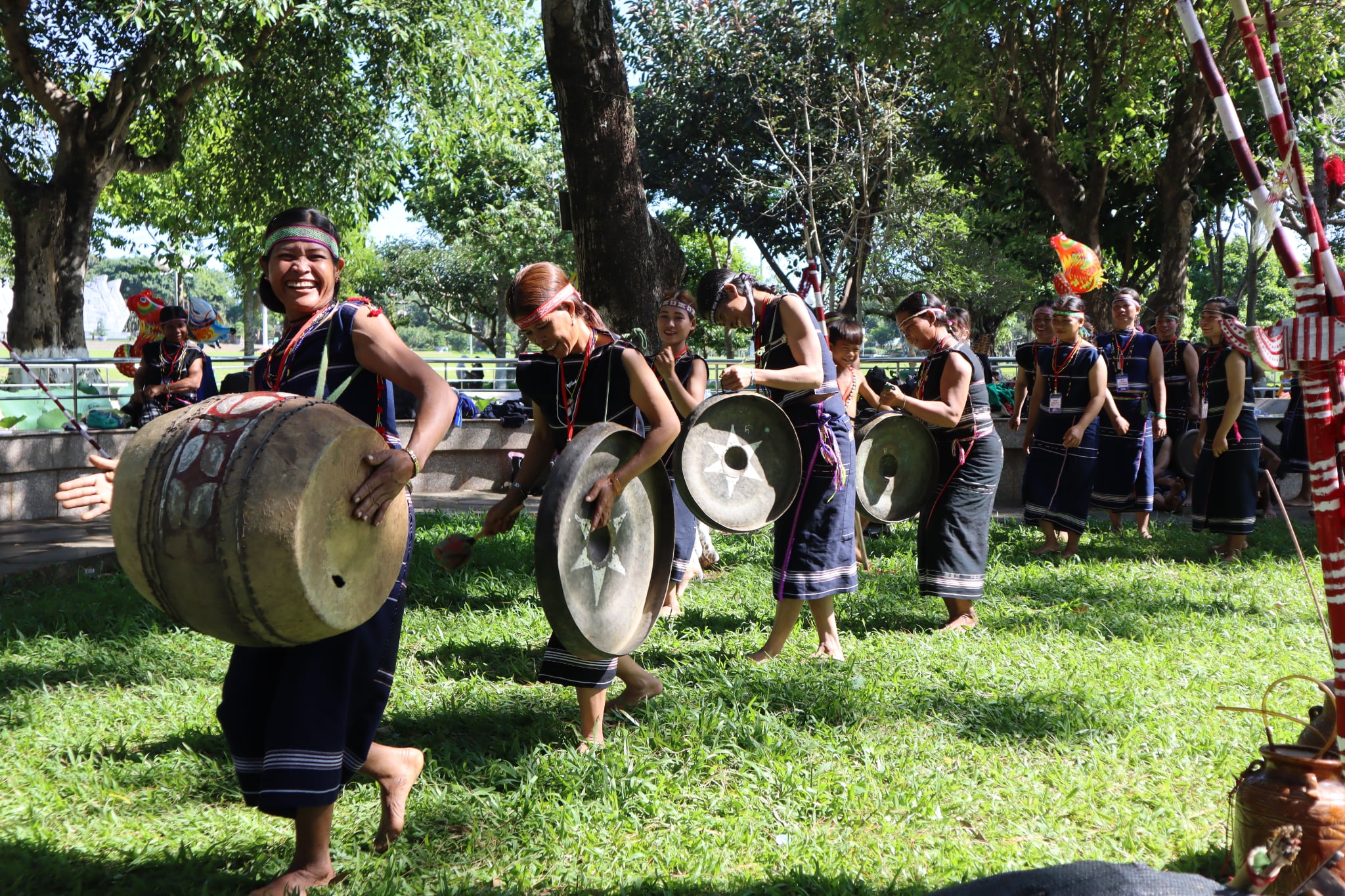 Tản mạn chuyện làng và chiêng Tây Nguyên - Ảnh 2.