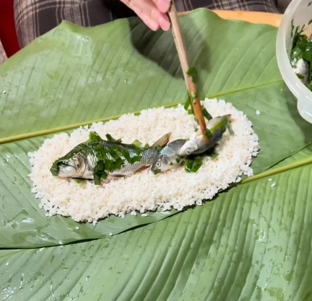 Đặc sản độc đáo: Bánh chưng nhân cá chép - nghe tưởng đùa nhưng thật sự tồn tại- Ảnh 5. Đặc sản độc đáo: Bánh chưng nhân cá chép - nghe tưởng đùa nhưng thật sự tồn tại- Ảnh 5.