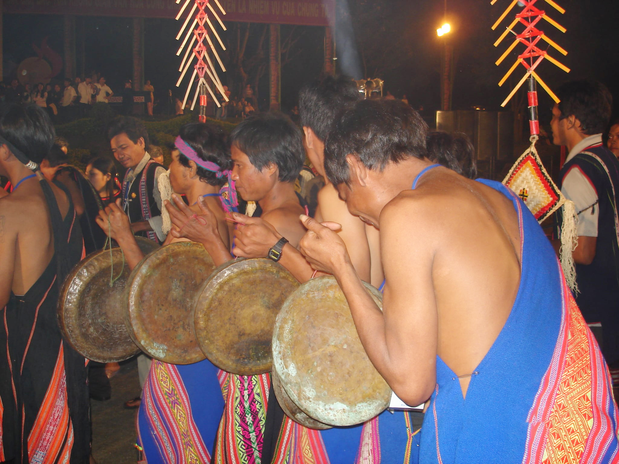 Tản mạn chuyện làng và chiêng Tây Nguyên - Ảnh 1.