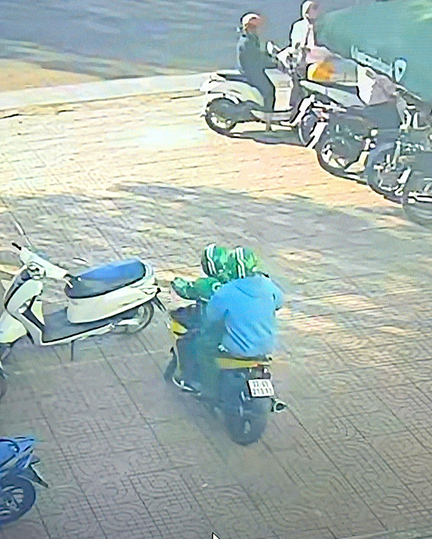 Vụ cướp ng&acirc;n h&agrave;ng t&aacute;o tợn: C&ocirc;ng an c&ocirc;ng bố số tiền bị chiếm đoạt v&agrave; nhận dạng nghi phạm - Ảnh 2.