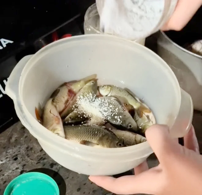 Đặc sản độc đáo: Bánh chưng nhân cá chép - nghe tưởng đùa nhưng thật sự tồn tại- Ảnh 2. Đặc sản độc đáo: Bánh chưng nhân cá chép - nghe tưởng đùa nhưng thật sự tồn tại- Ảnh 2.