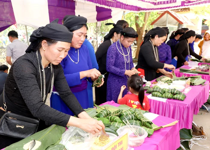 Đặc sản độc đáo: Bánh chưng nhân cá chép - nghe tưởng đùa nhưng thật sự tồn tại- Ảnh 1. Đặc sản độc đáo: Bánh chưng nhân cá chép - nghe tưởng đùa nhưng thật sự tồn tại- Ảnh 1.