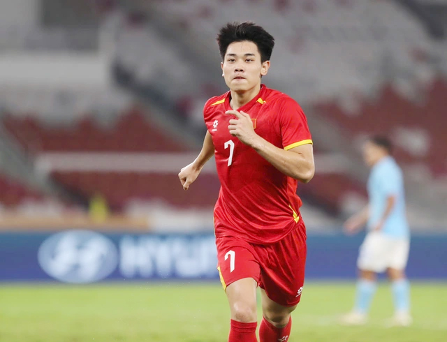 Cầu thủ Đ&igrave;nh Bắc &ldquo;mất ngủ&rdquo; v&igrave; một lời hứa của ca sĩ Qu&acirc;n A.P - Ảnh 2.