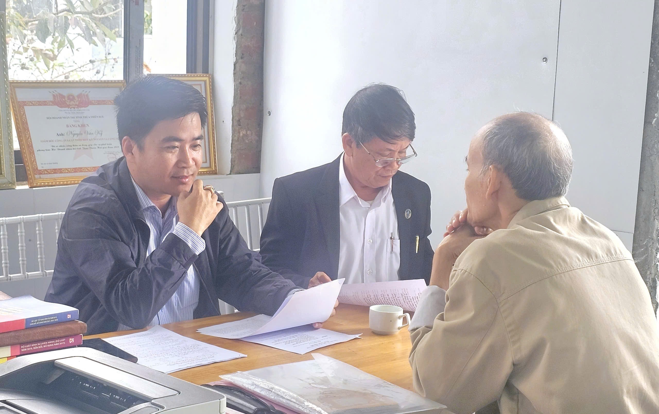 Vụ mua thực phẩm ‘lậu’ rồi làm hoá đơn giả ở Huế: Trốn thuế chỉ là phần nổi - Ảnh 2.