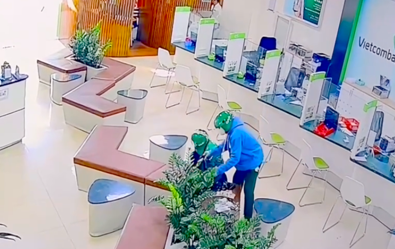 Vụ cướp ng&acirc;n h&agrave;ng t&aacute;o tợn: C&ocirc;ng an c&ocirc;ng bố số tiền bị chiếm đoạt v&agrave; nhận dạng nghi phạm - Ảnh 1.