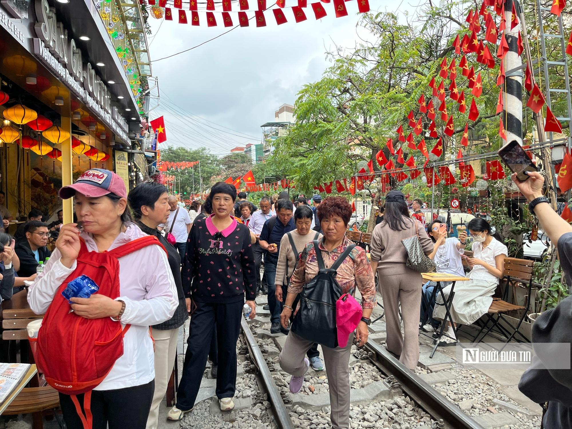 Hết thời “sống chung với tàu hỏa” ở phố cà phê đường tàu Hà Nội? - Ảnh 1.