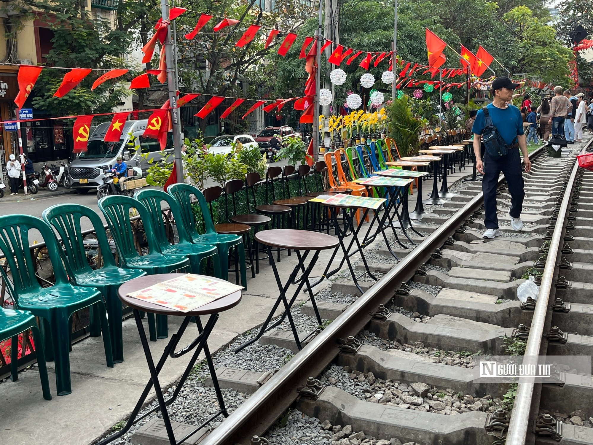 Hết thời “sống chung với tàu hỏa” ở phố cà phê đường tàu Hà Nội? - Ảnh 2.