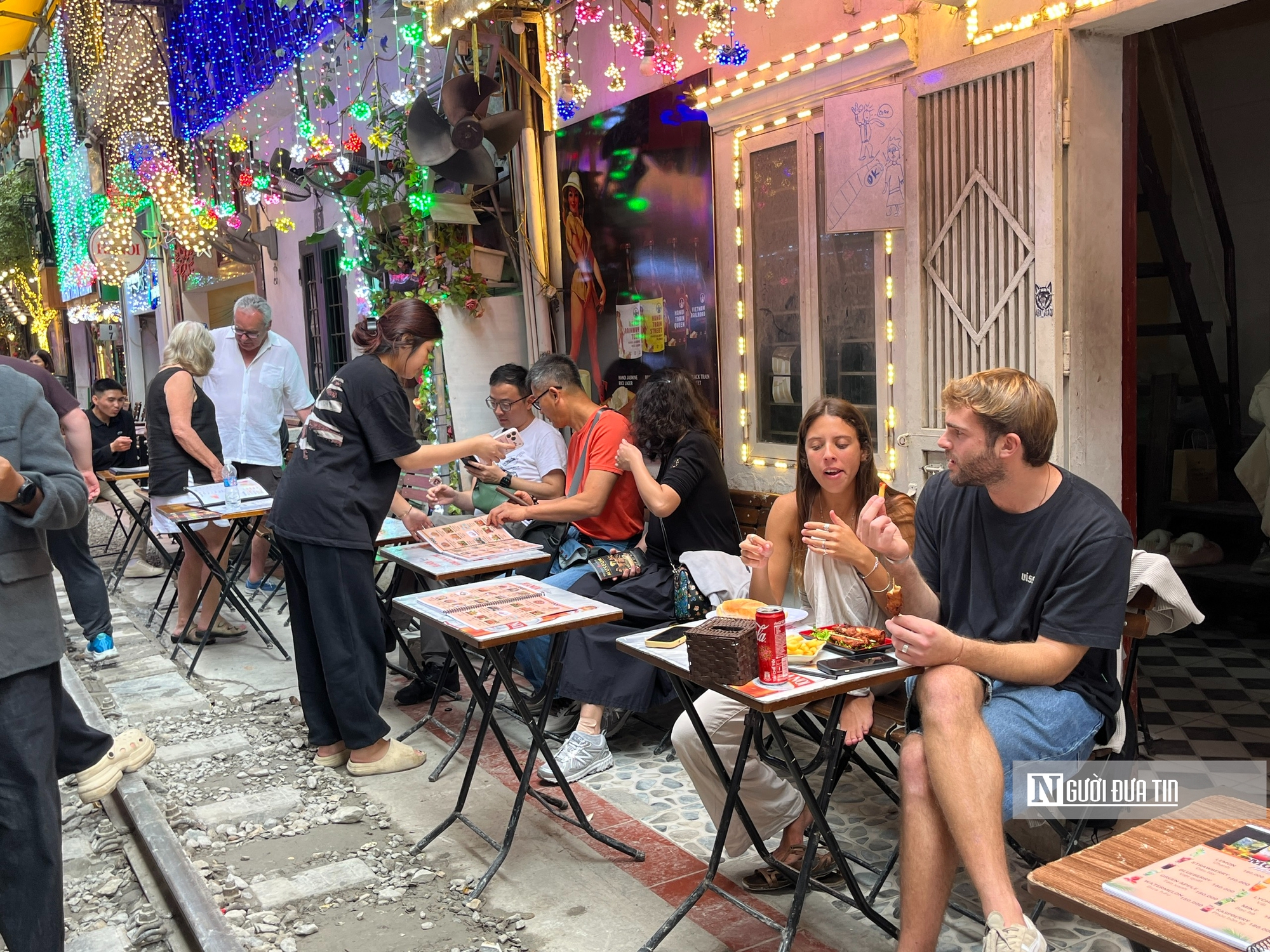 Hết thời “sống chung với tàu hỏa” ở phố cà phê đường tàu Hà Nội? - Ảnh 3.