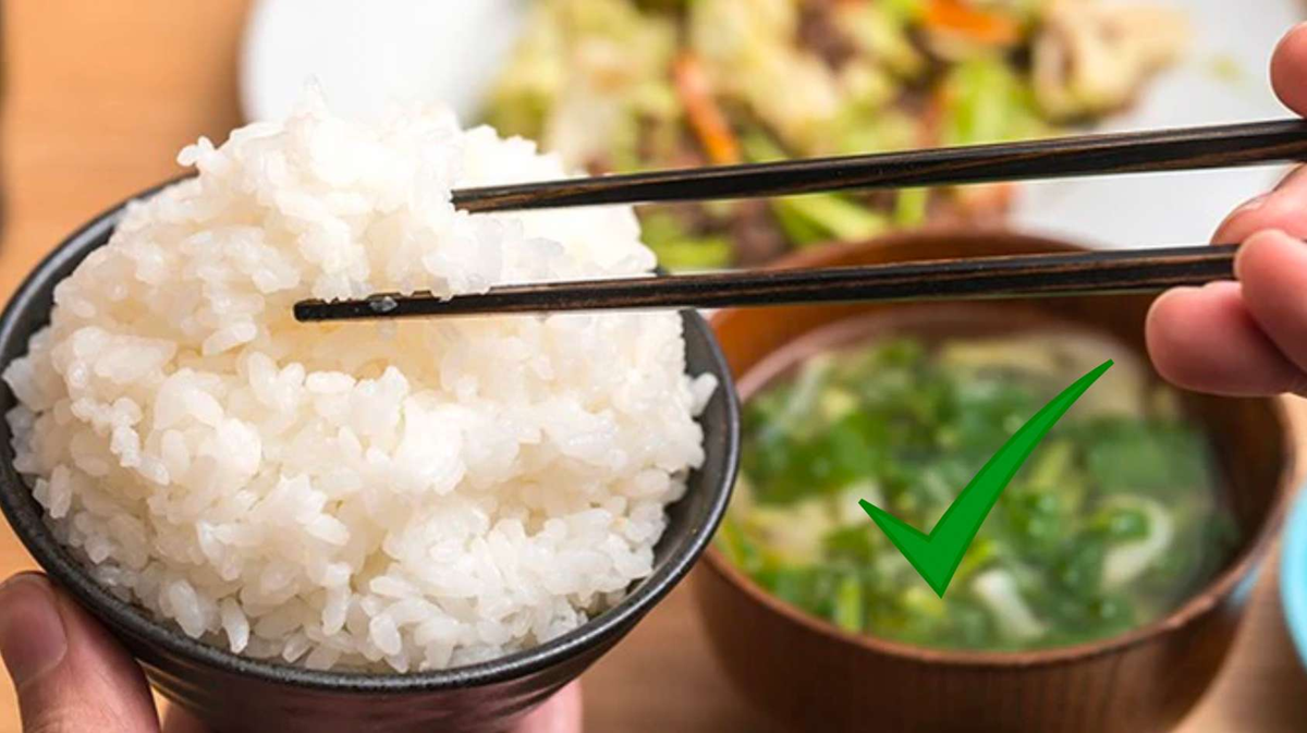 Chuyên gia mách "3 nhớ 2 không" khi ăn cơm không lo béo - Ảnh 1.
