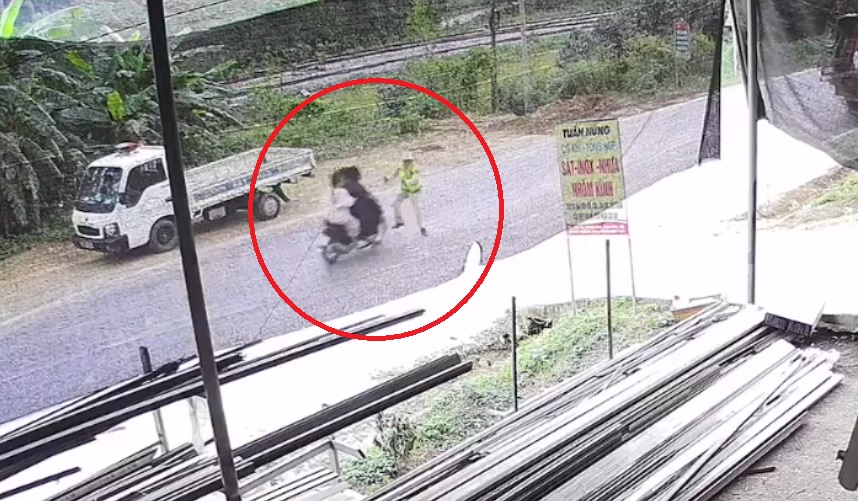 Xe máy kẹp 3 tông thượng úy CSGT gãy chân - Ảnh 1.