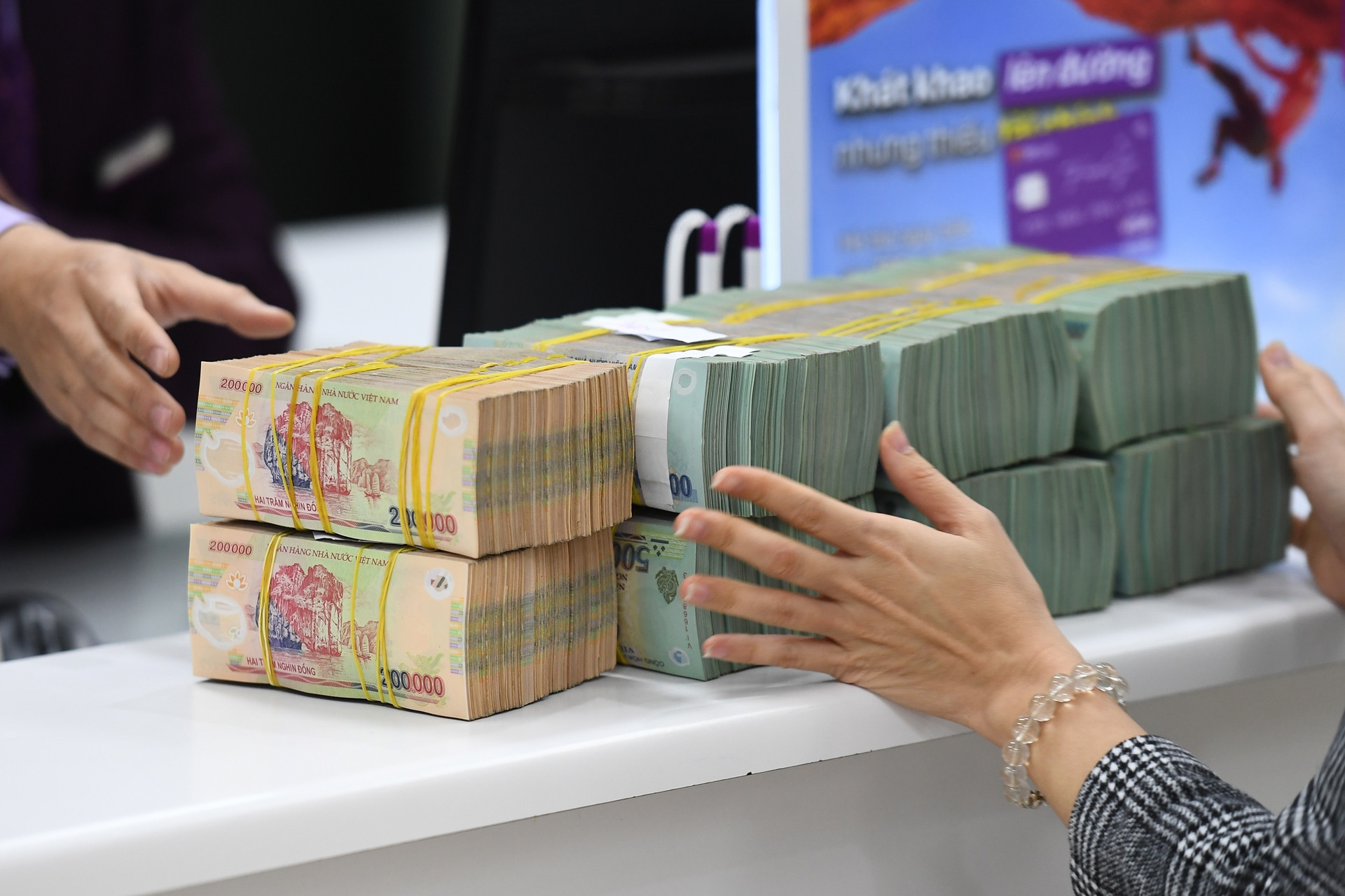 Lãi suất ngân hàng tăng, thêm nhiều lựa chọn hấp dẫn cho người gửi - Ảnh 1.