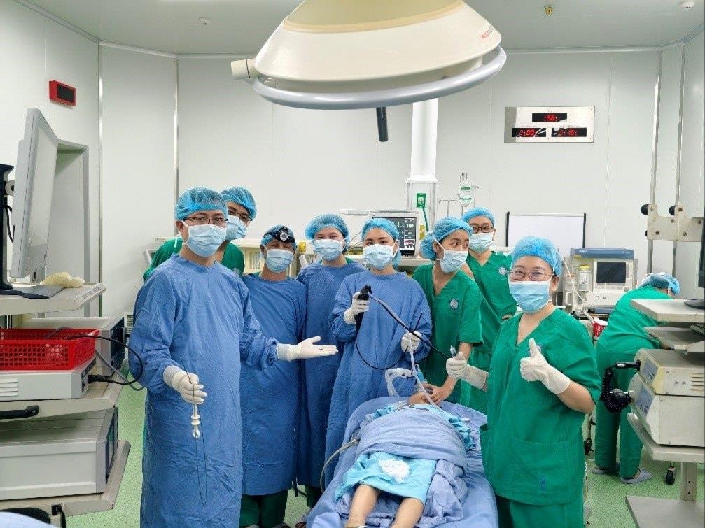 Bệnh nhi 7 tuổi bị dị vật đường hô hấp do thói quen nguy hiểm khi học bài - Ảnh 4.