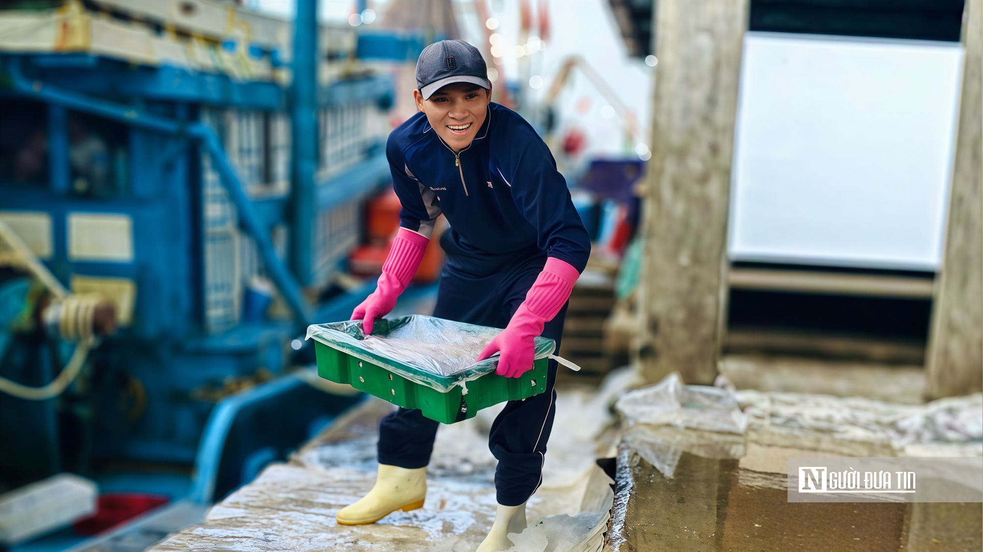 Quảng Ng&atilde;i: Bội thu những chuyến biển cuối năm, thuyền vi&ecirc;n đến c&ocirc;ng nh&acirc;n cảng c&aacute; "ấm bụng" đ&oacute;n Tết- Ảnh 2.