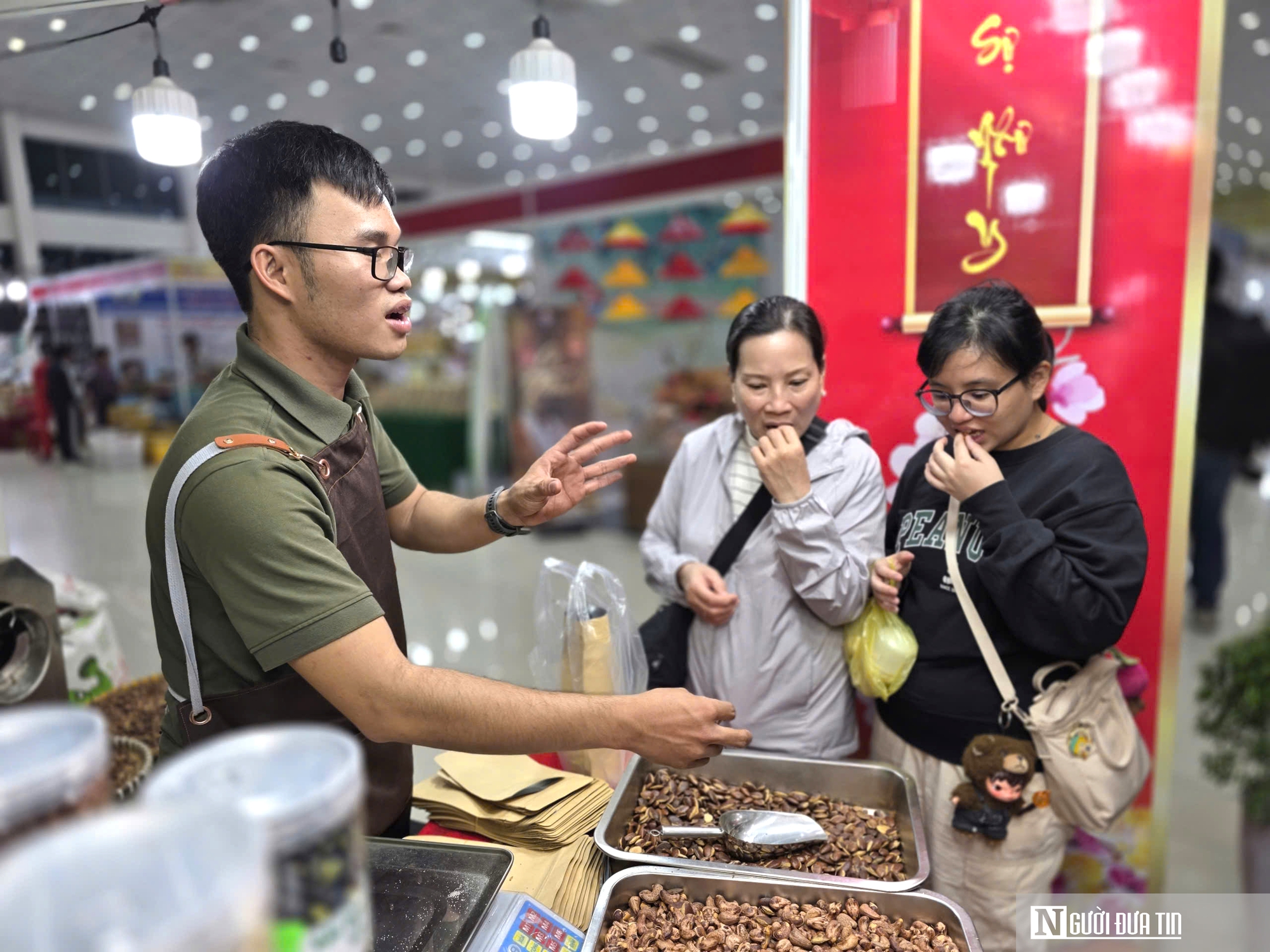 Hội chợ Xuân Đà Nẵng: Người tiêu dùng sắm đồ Tết, nhà sản xuất "test thị trường"- Ảnh 4. Hội chợ Xuân Đà Nẵng: Người tiêu dùng sắm đồ Tết, nhà sản xuất "test thị trường"- Ảnh 4.