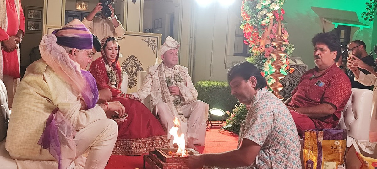 Con gái 27 tuổi lấy chồng U80 tuổi, bố mẹ "khóc như mưa" đi đưa dâu - Ảnh 1.