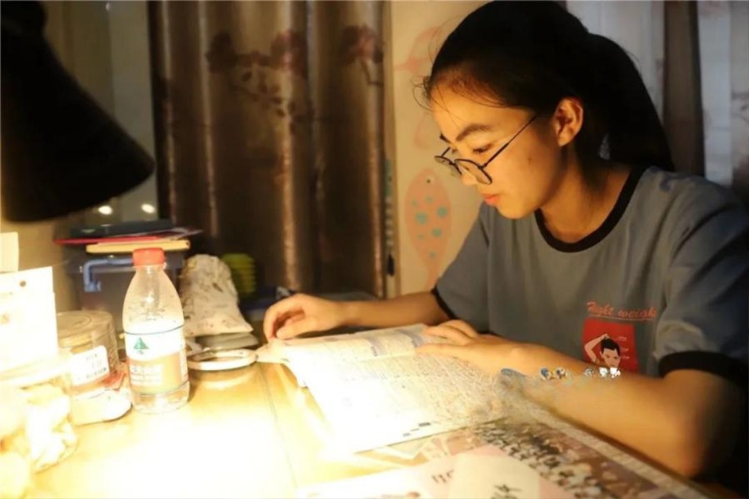 Tài khoản nhận được số tiền "bí ẩn" mỗi tháng, cô gái sốc khi biết người gửi - Ảnh 1.