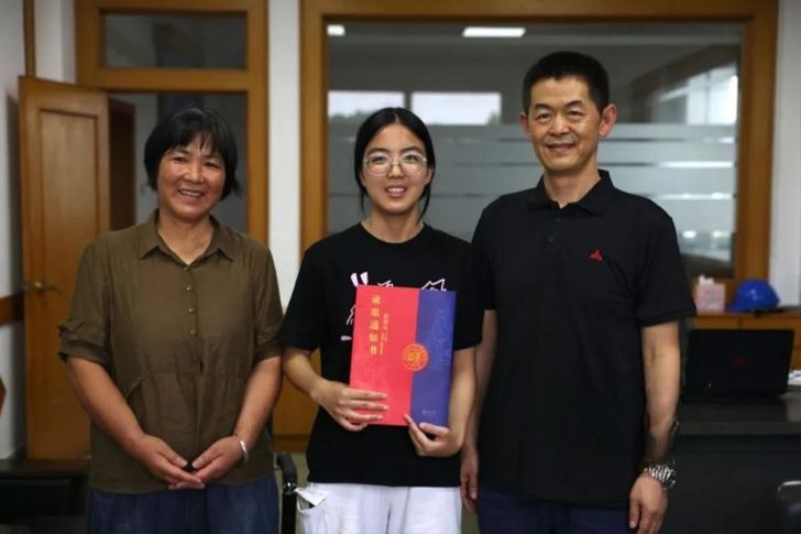 Tài khoản nhận được số tiền "bí ẩn" mỗi tháng, cô gái sốc khi biết người gửi - Ảnh 2.