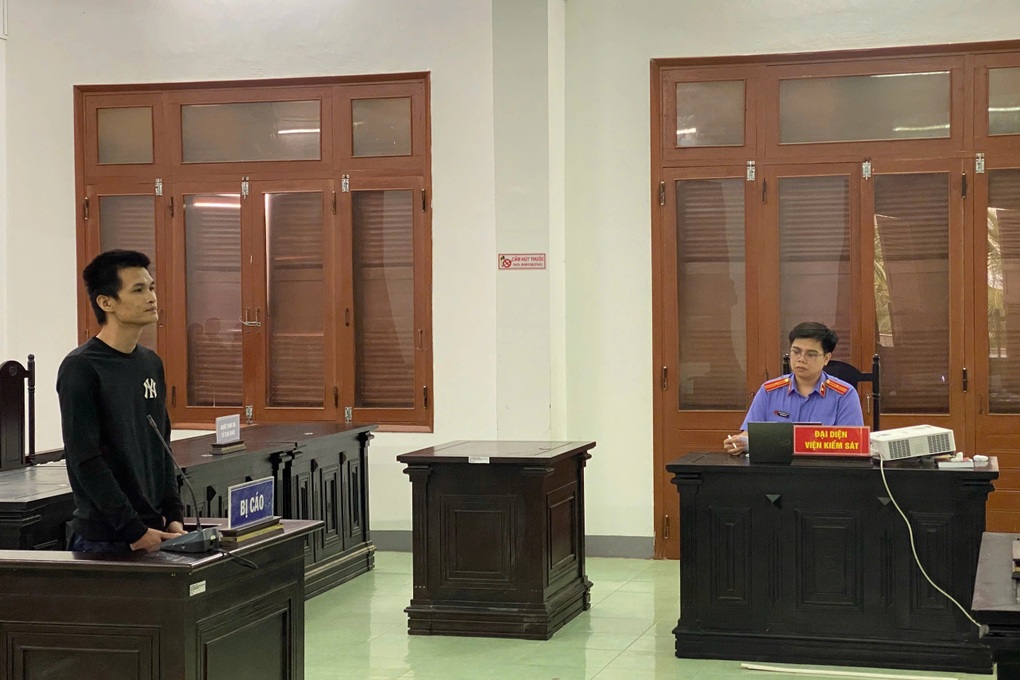 Cái kết đắng cho kẻ côn đồ xăm trổ sau vụ đánh người vì… chê gói mì tôm bán đắt - Ảnh 1.