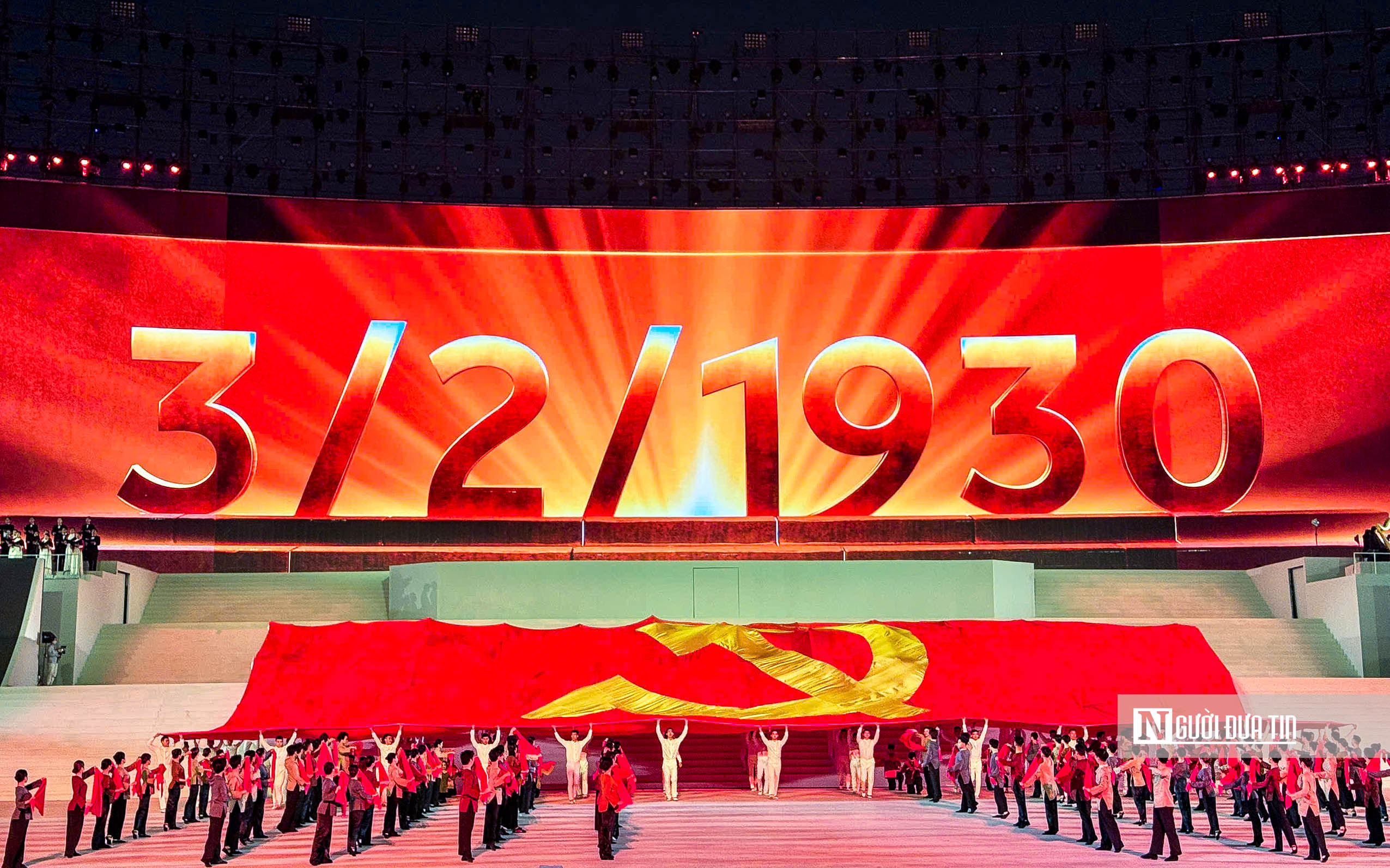 Ph&aacute;o hoa rực rỡ, nghệ thuật thăng hoa mừng th&agrave;nh c&ocirc;ng Đại hội Đảng XIV- Ảnh 1.