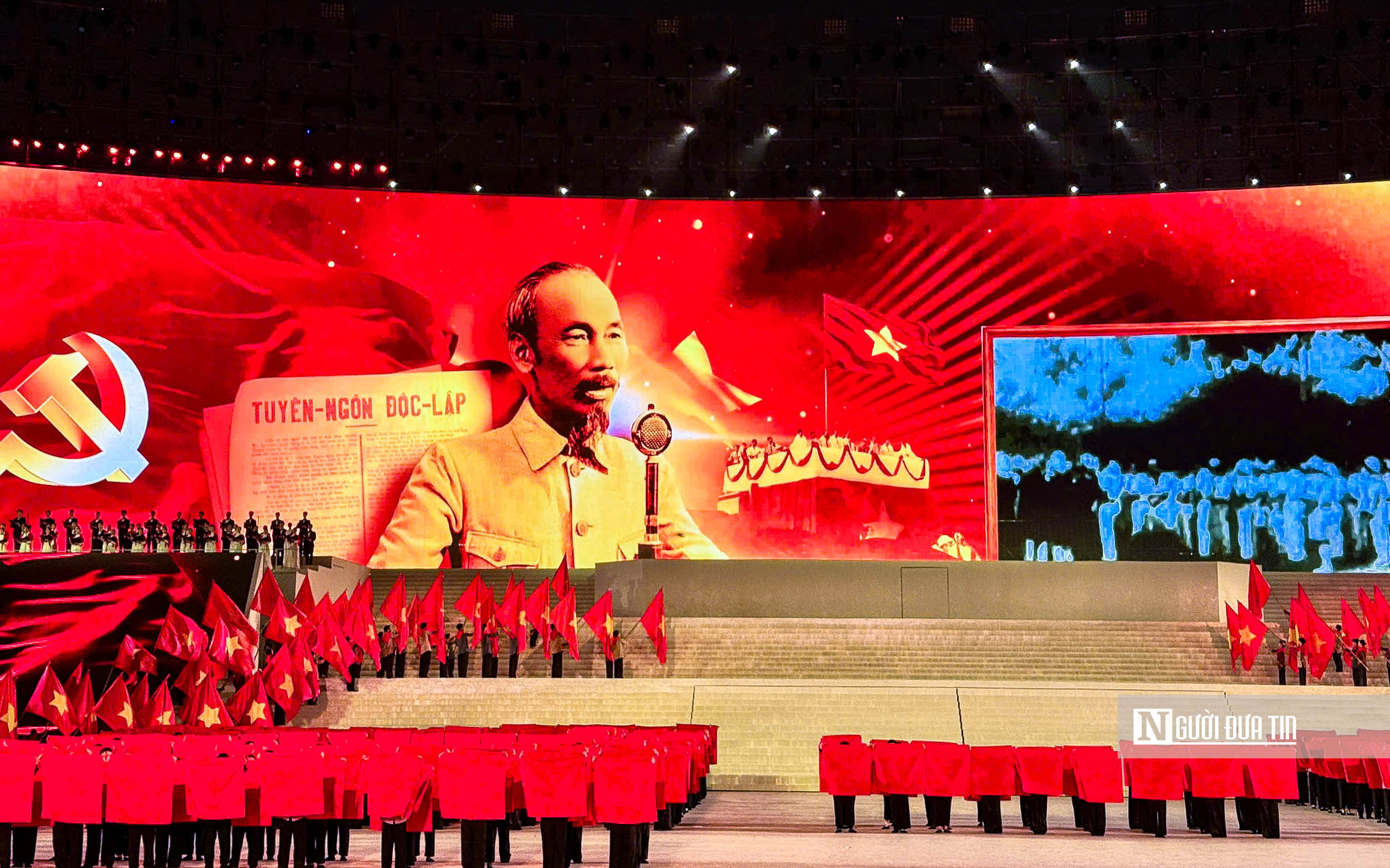 Ph&aacute;o hoa rực rỡ, nghệ thuật thăng hoa mừng th&agrave;nh c&ocirc;ng Đại hội Đảng XIV- Ảnh 8.