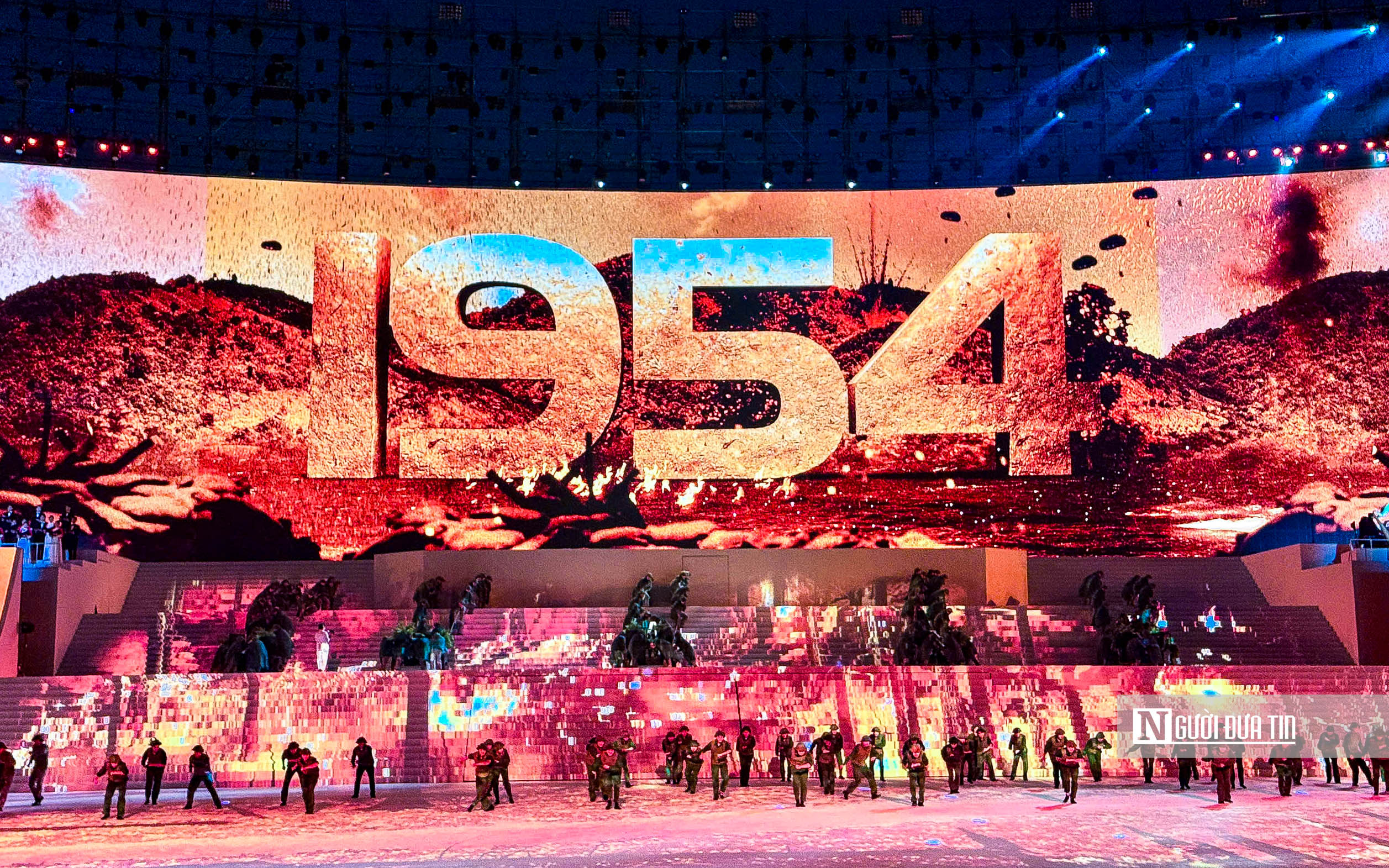 Ph&aacute;o hoa rực rỡ, nghệ thuật thăng hoa mừng th&agrave;nh c&ocirc;ng Đại hội Đảng XIV- Ảnh 11.