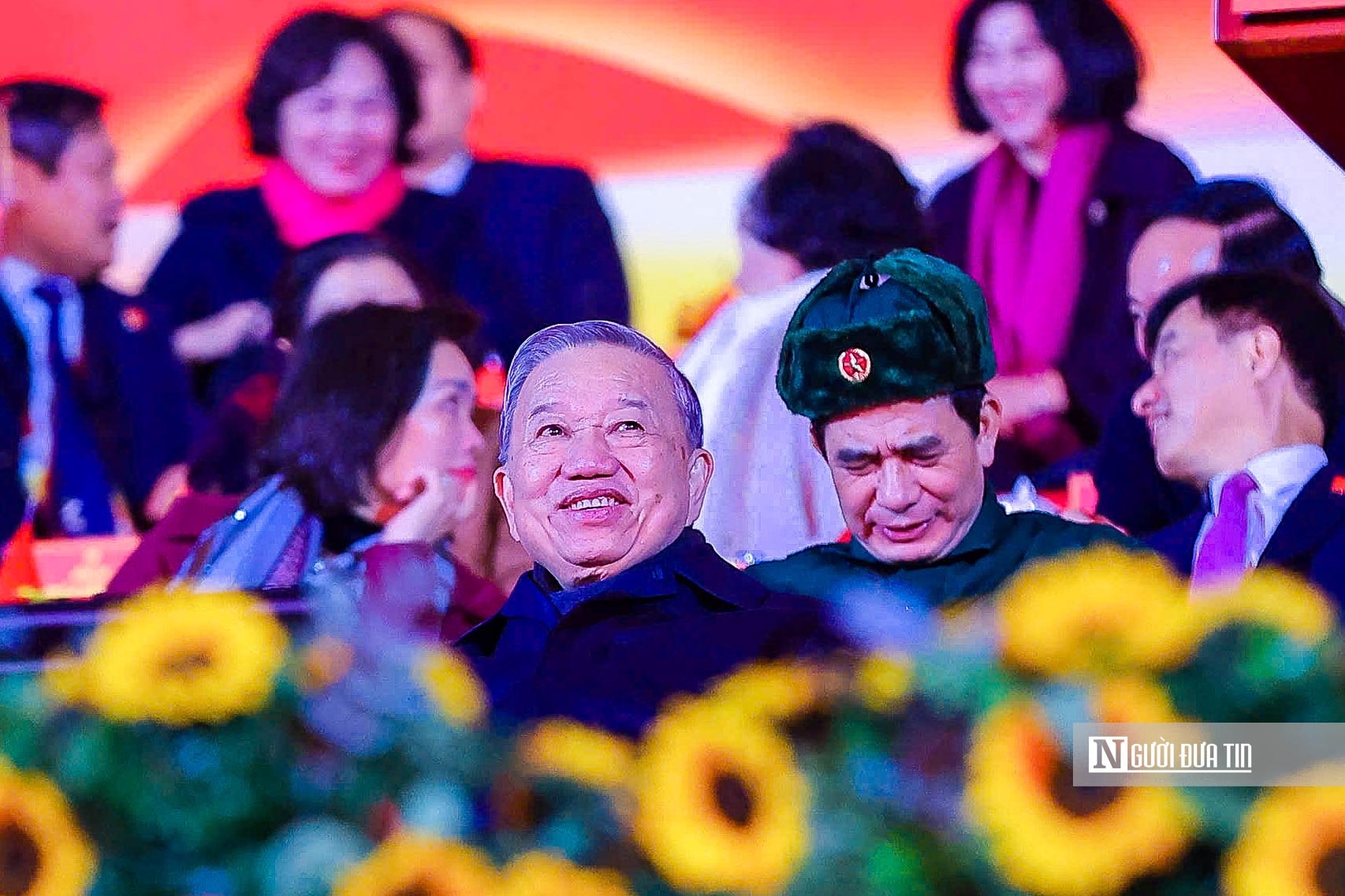 Ph&aacute;o hoa rực rỡ, nghệ thuật thăng hoa mừng th&agrave;nh c&ocirc;ng Đại hội Đảng XIV- Ảnh 2.