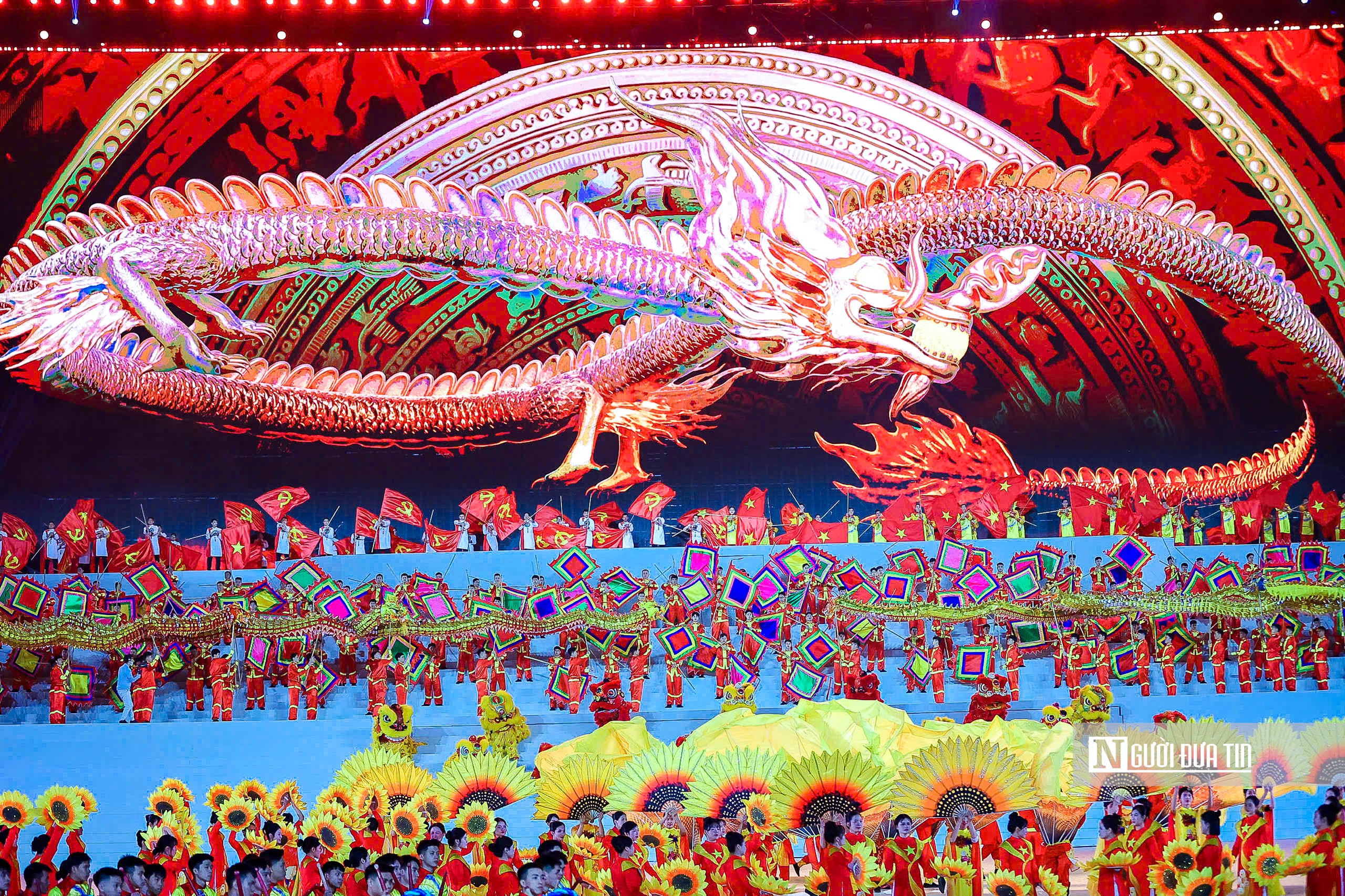 Ph&aacute;o hoa rực rỡ, nghệ thuật thăng hoa mừng th&agrave;nh c&ocirc;ng Đại hội Đảng XIV- Ảnh 4.