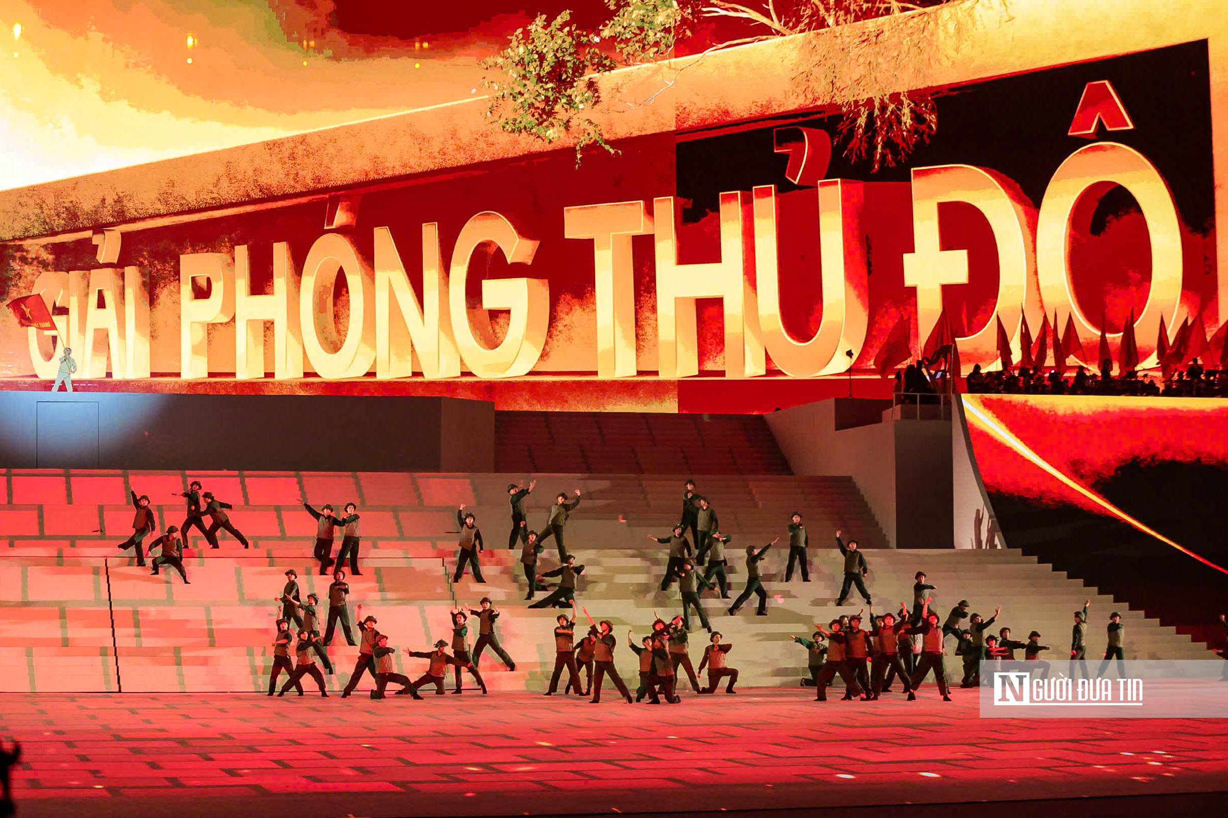 Ph&aacute;o hoa rực rỡ, nghệ thuật thăng hoa mừng th&agrave;nh c&ocirc;ng Đại hội Đảng XIV- Ảnh 12.