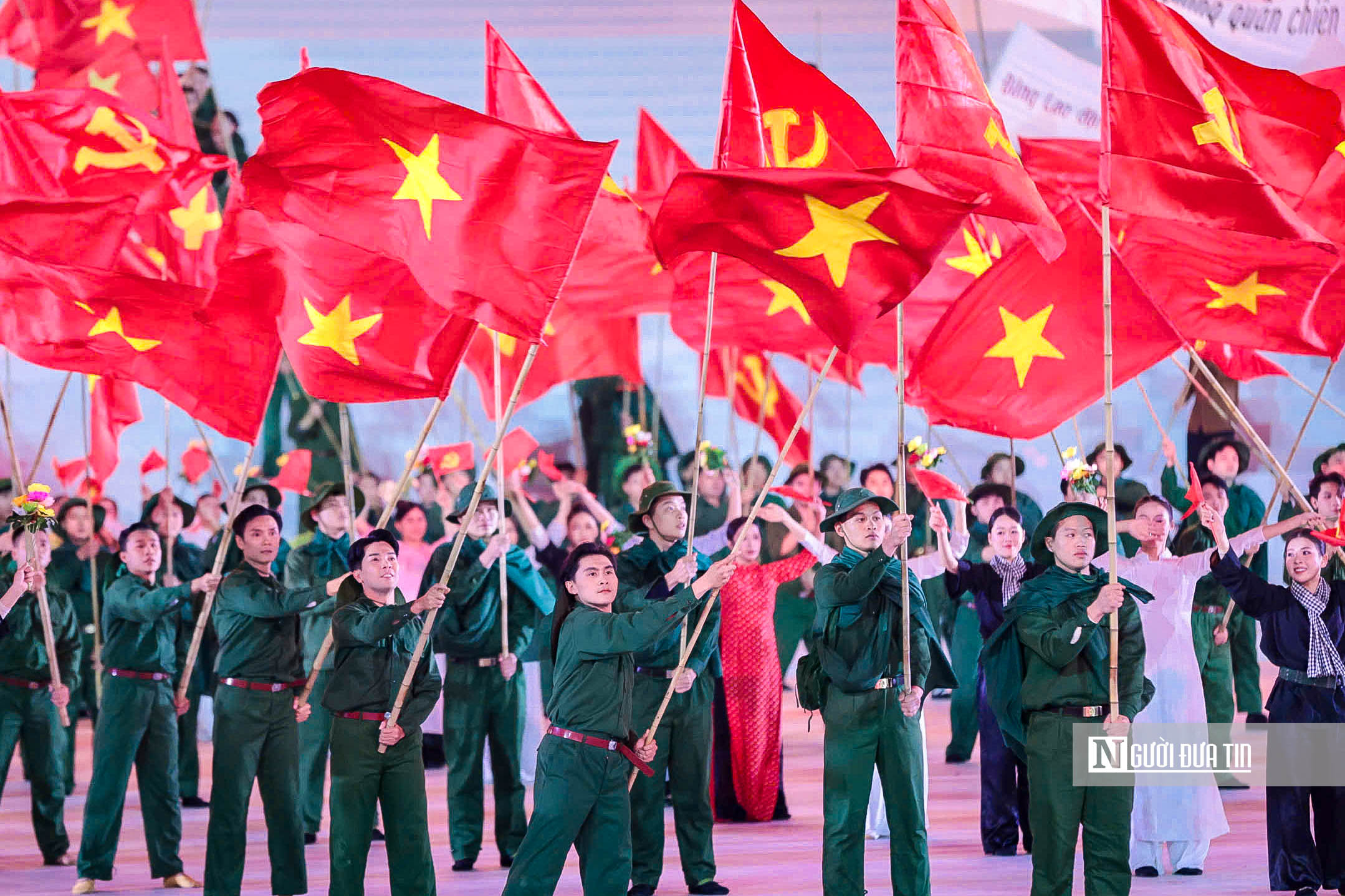 Ph&aacute;o hoa rực rỡ, nghệ thuật thăng hoa mừng th&agrave;nh c&ocirc;ng Đại hội Đảng XIV- Ảnh 16.