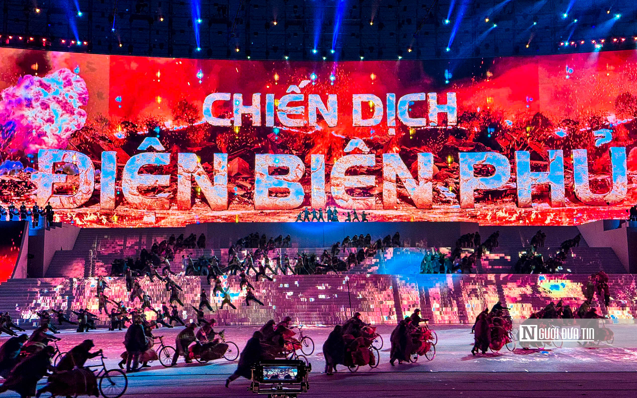 Ph&aacute;o hoa rực rỡ, nghệ thuật thăng hoa mừng th&agrave;nh c&ocirc;ng Đại hội Đảng XIV- Ảnh 10.