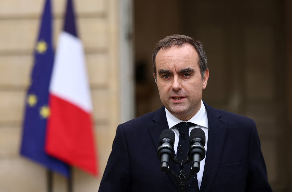 Chính phủ Pháp tránh được kịch bản sụp đổ, bà Le Pen phản ứng gắt - Ảnh 1.