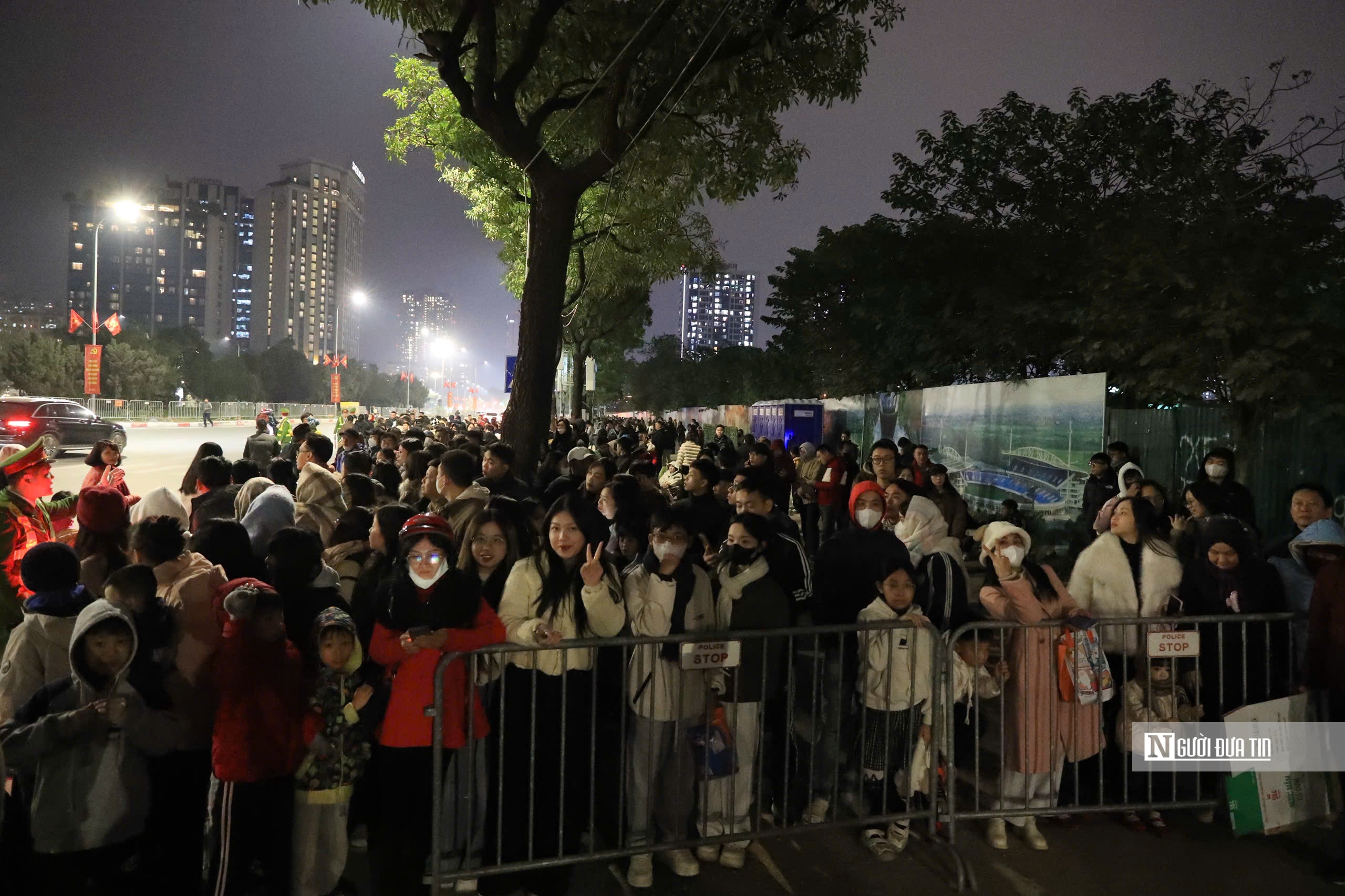 Người d&acirc;n h&aacute;o hức đi xem m&agrave;n ph&aacute;o hoa lớn nhất lịch sử mừng Đại hội Đảng- Ảnh 2.