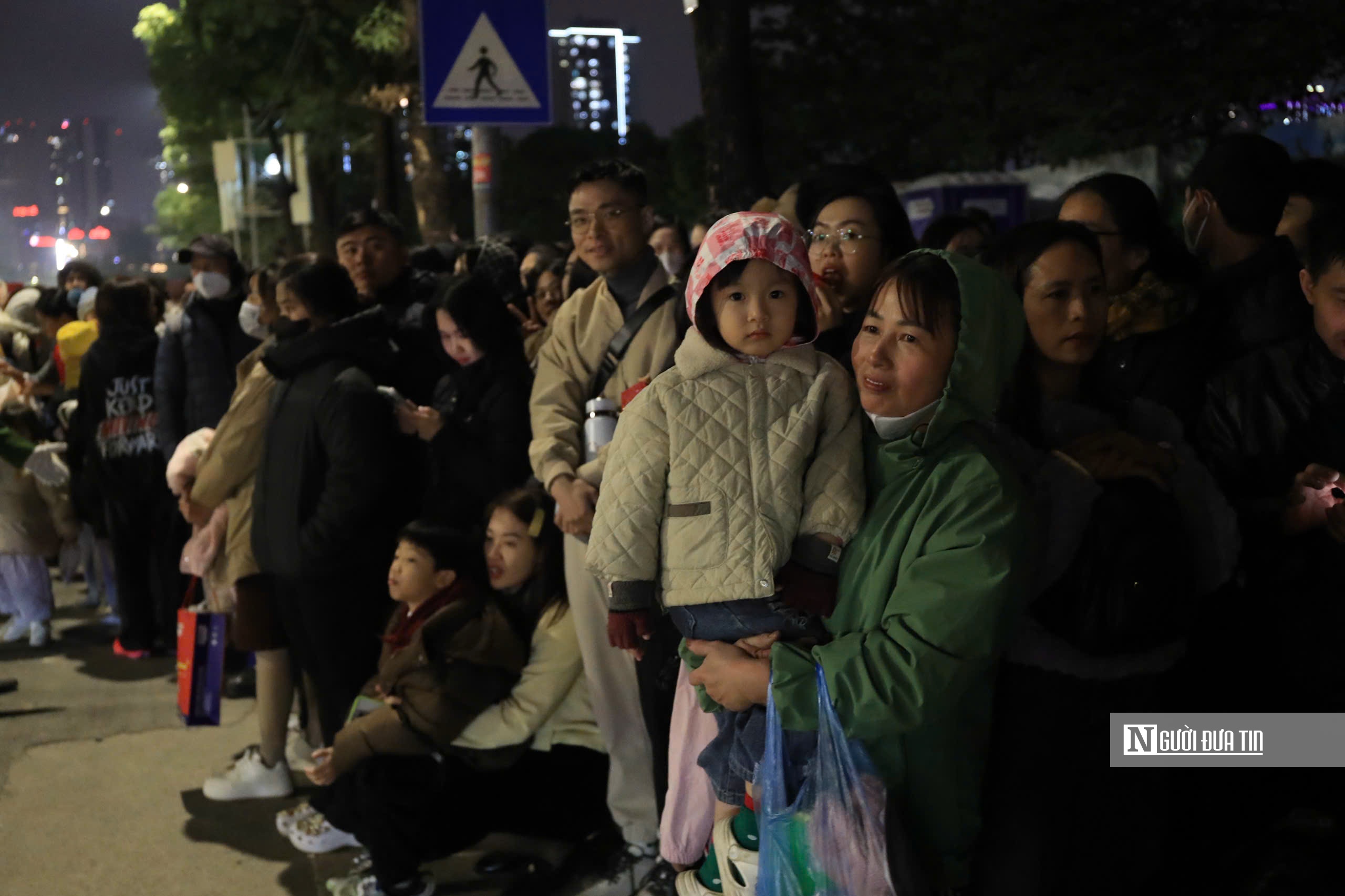 Người d&acirc;n h&aacute;o hức đi xem m&agrave;n ph&aacute;o hoa lớn nhất lịch sử mừng Đại hội Đảng- Ảnh 8.